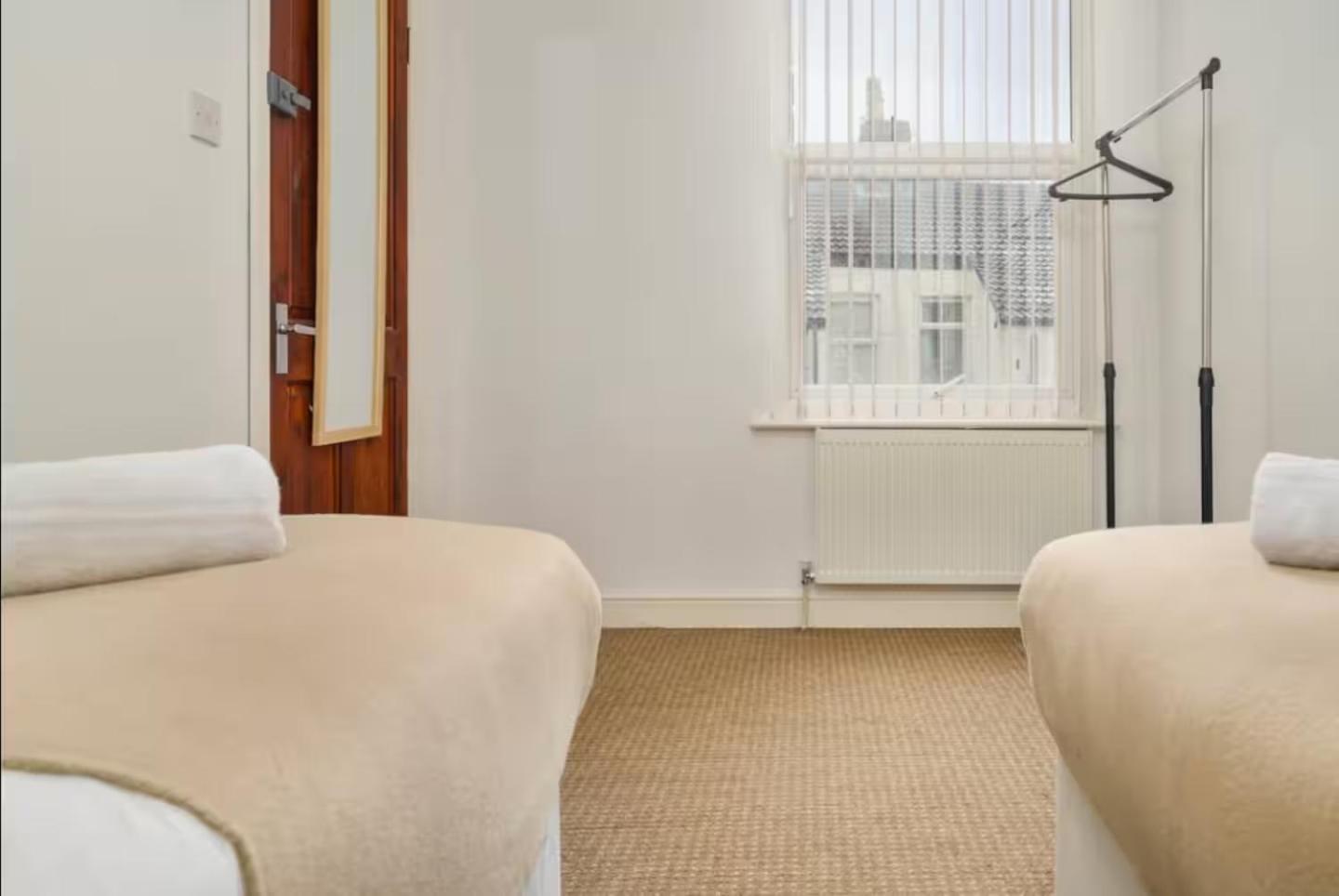 The Red Retreat, 7 Beds, Garden, Free Parking, Contractors, Fast Wifi, Smart TV