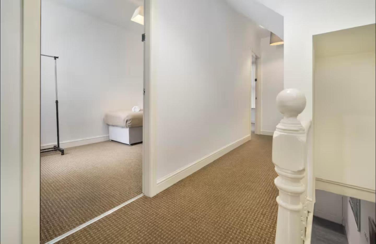 The Red Retreat, 7 Beds, Garden, Free Parking, Contractors, Fast Wifi, Smart TV