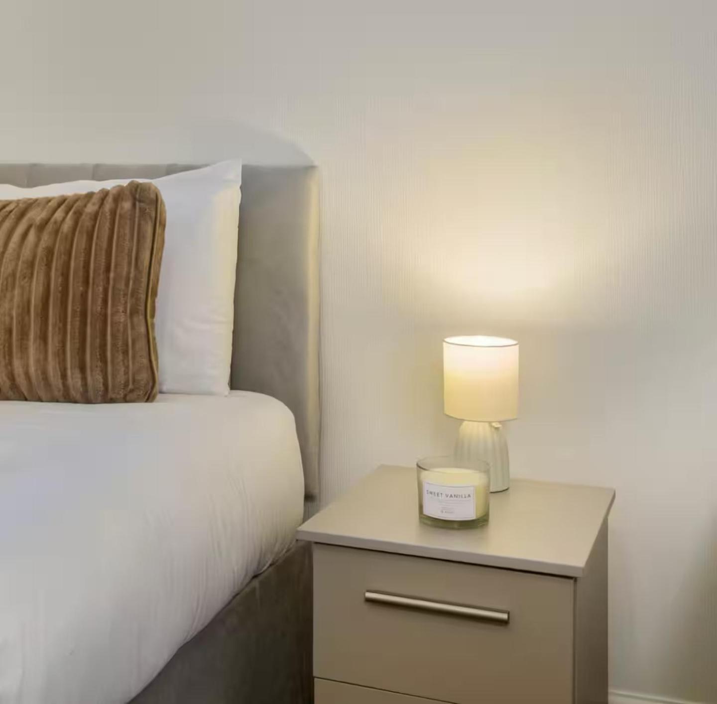 The Red Retreat, 7 Beds, Garden, Free Parking, Contractors, Fast Wifi, Smart TV