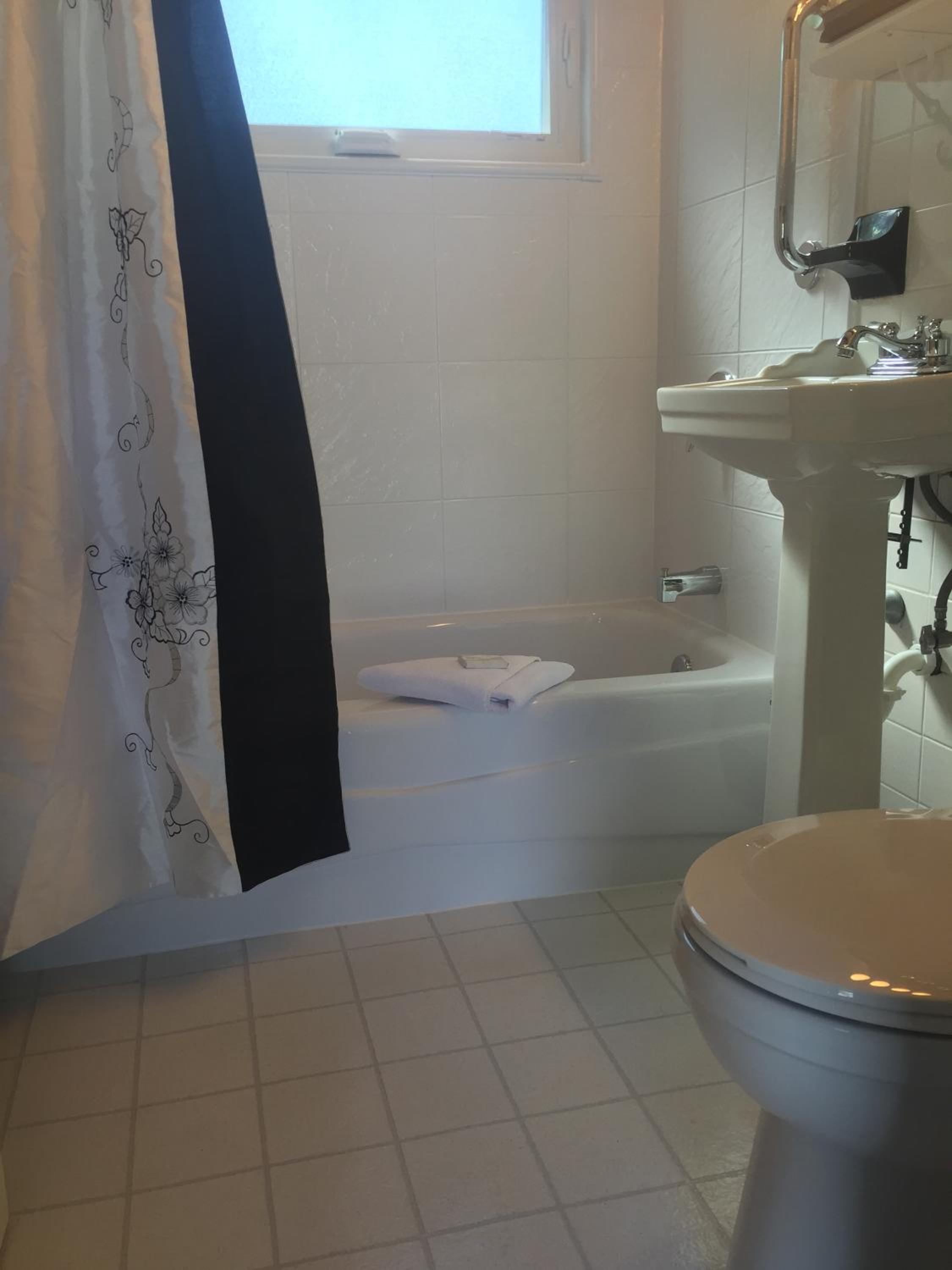 Claddagh Motel & Suites