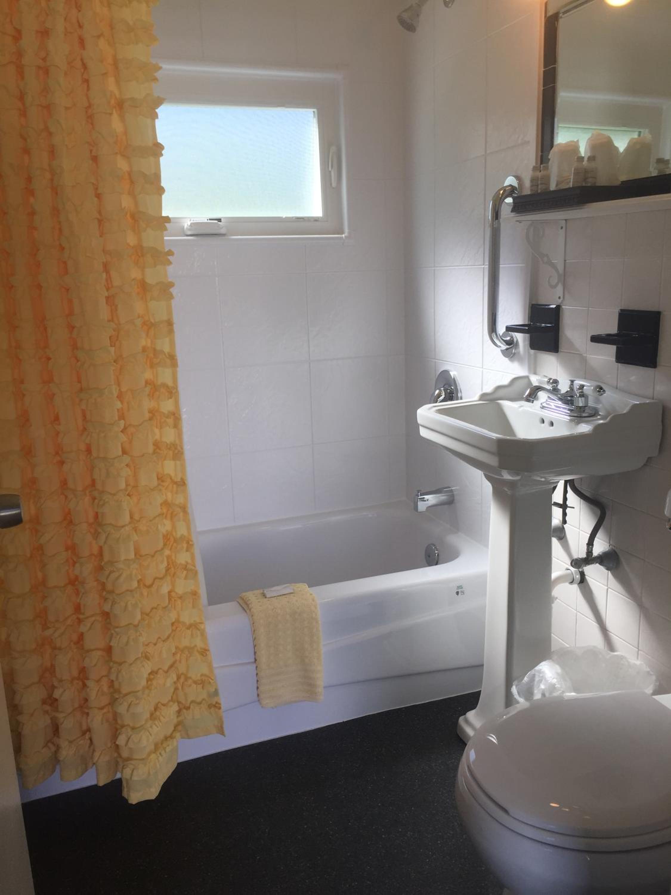 Claddagh Motel & Suites