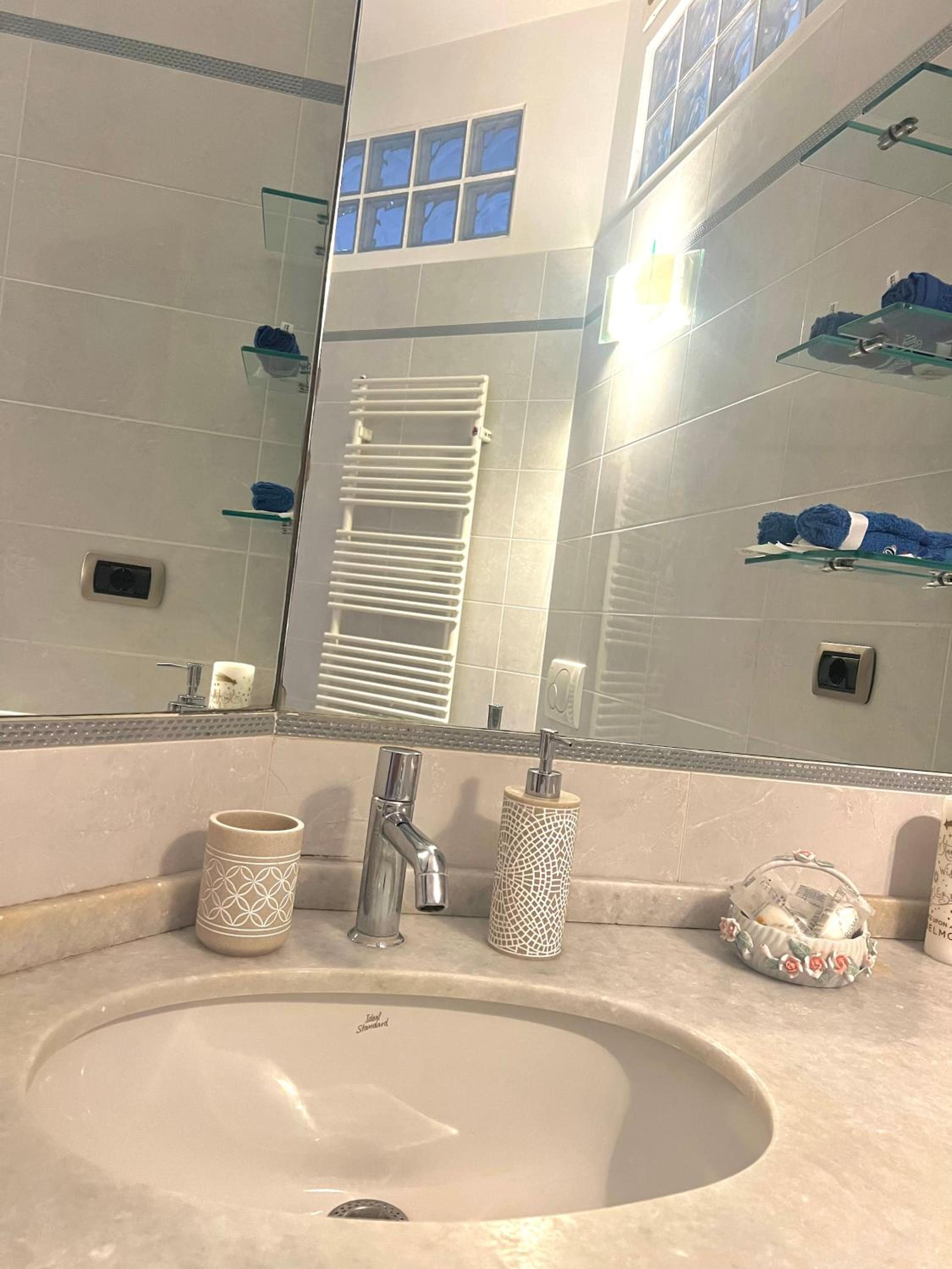 WELCOME RIVIERA-Primavera 1A- Vista mare- spazioso e comodo appartamento-2 bagni-wifi-aria condizionata in ogni stanza-garage a pagamento 15 euro al giorno