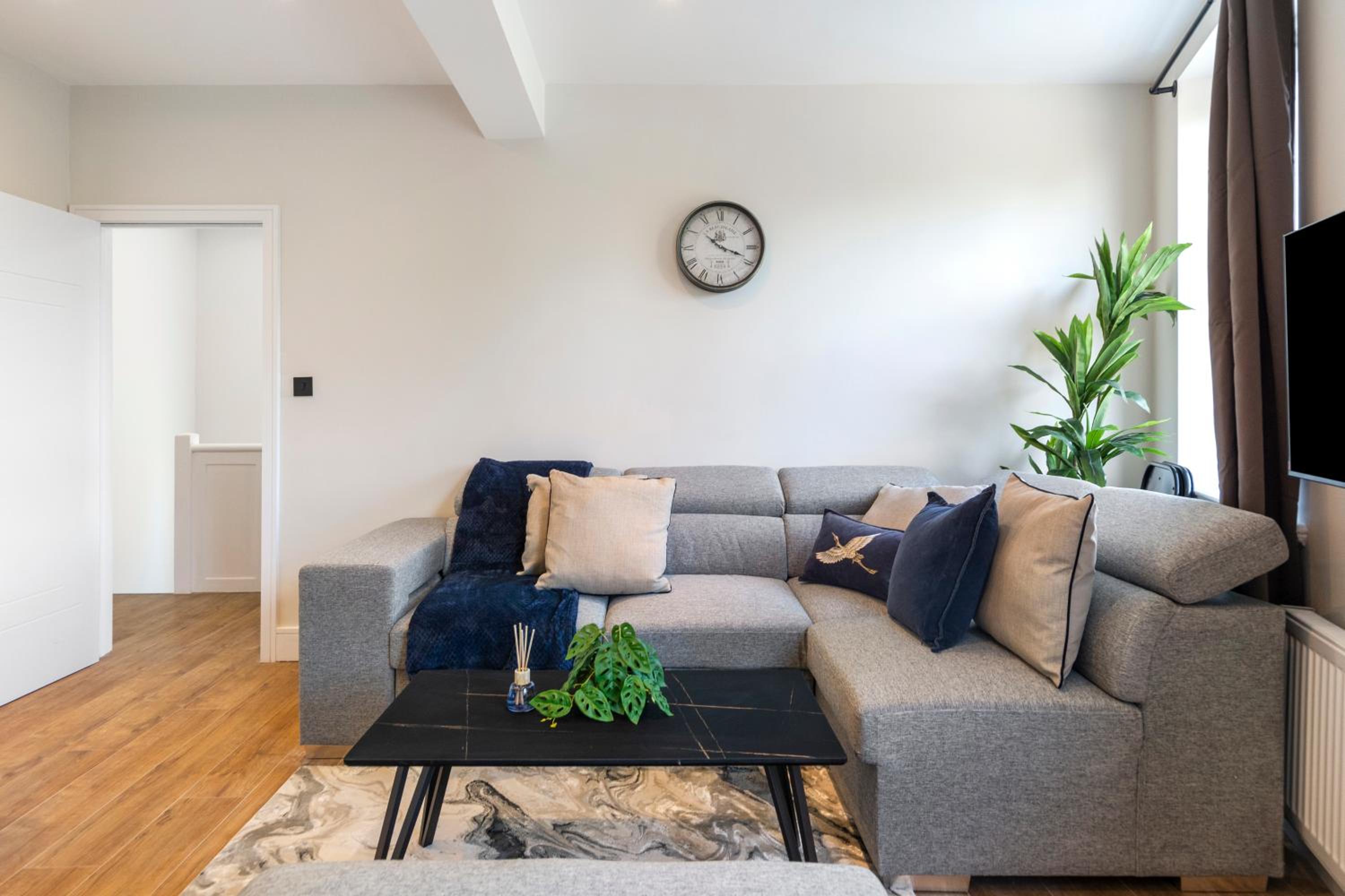Kew View Suite 2BR Sleeps 9, Walk to Tube & Sights