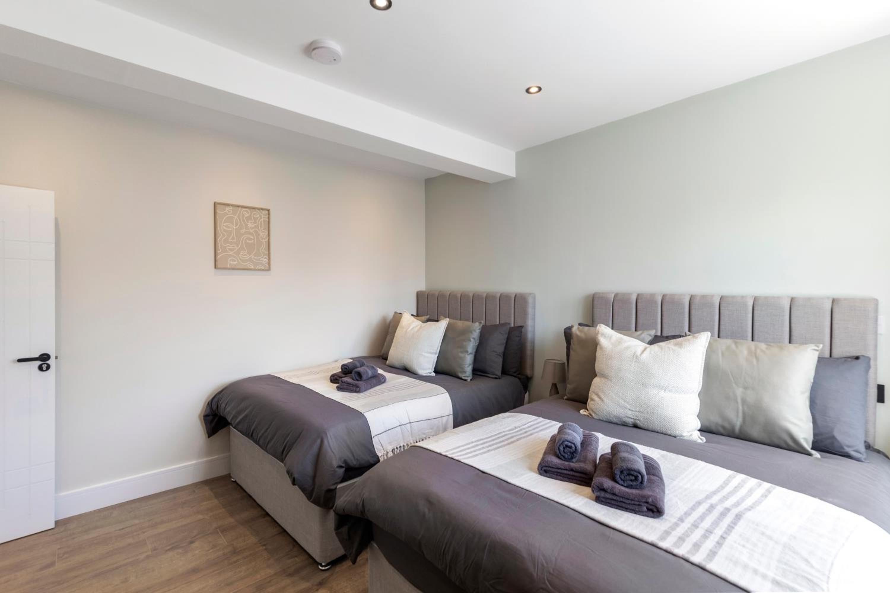 Kew View Suite 2BR Sleeps 9, Walk to Tube & Sights
