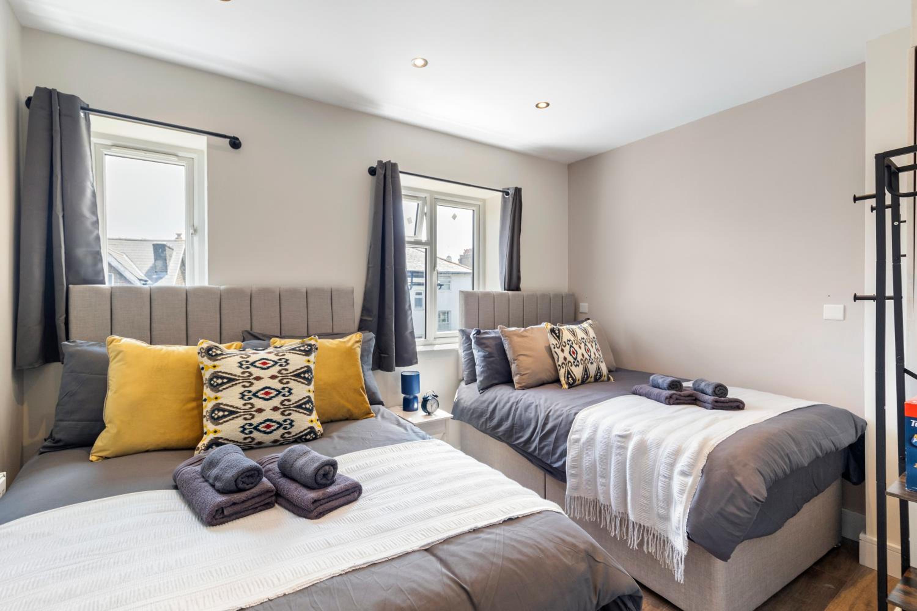 Kew View Suite 2BR Sleeps 9, Walk to Tube & Sights