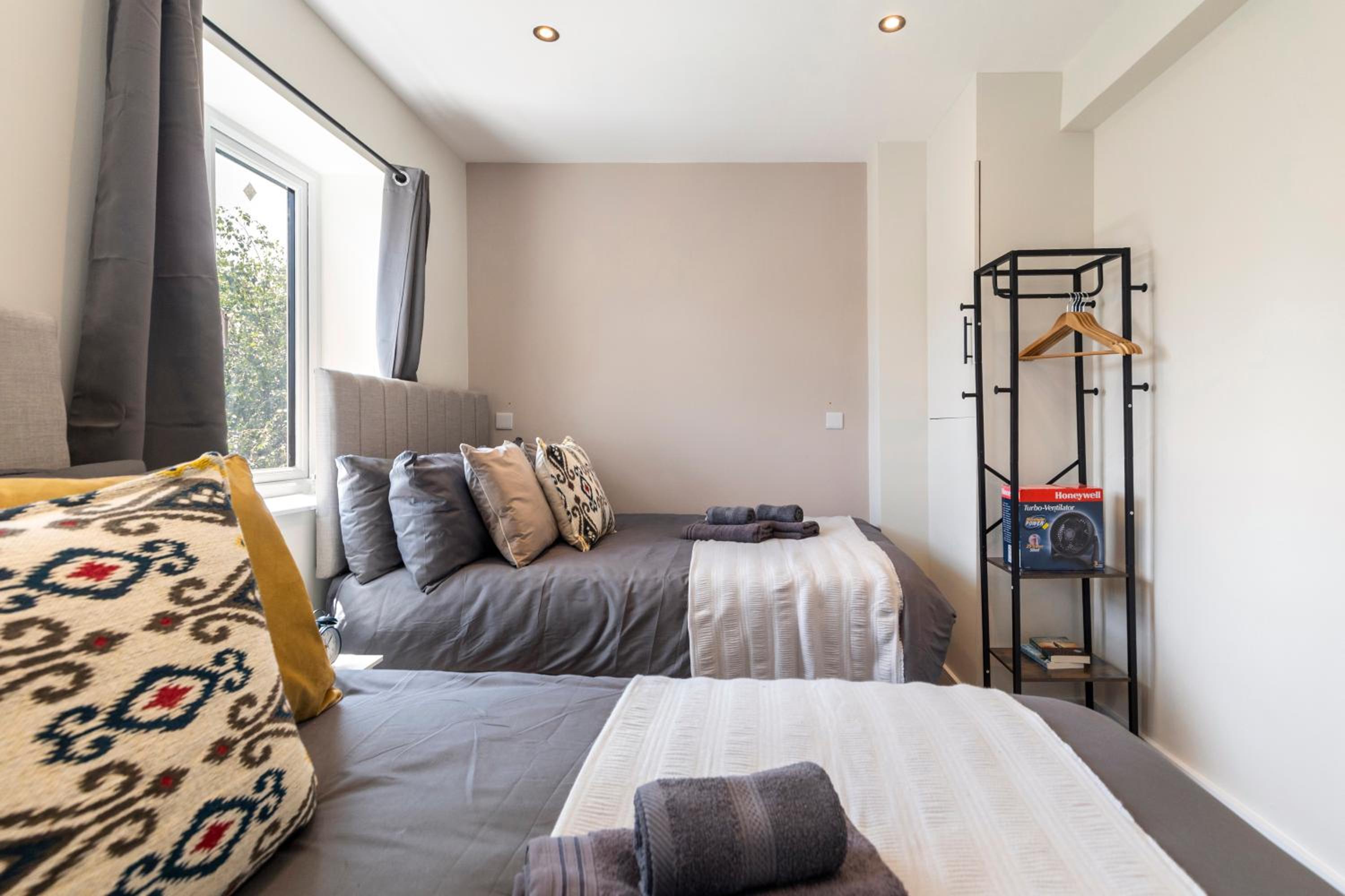 Kew View Suite 2BR Sleeps 9, Walk to Tube & Sights