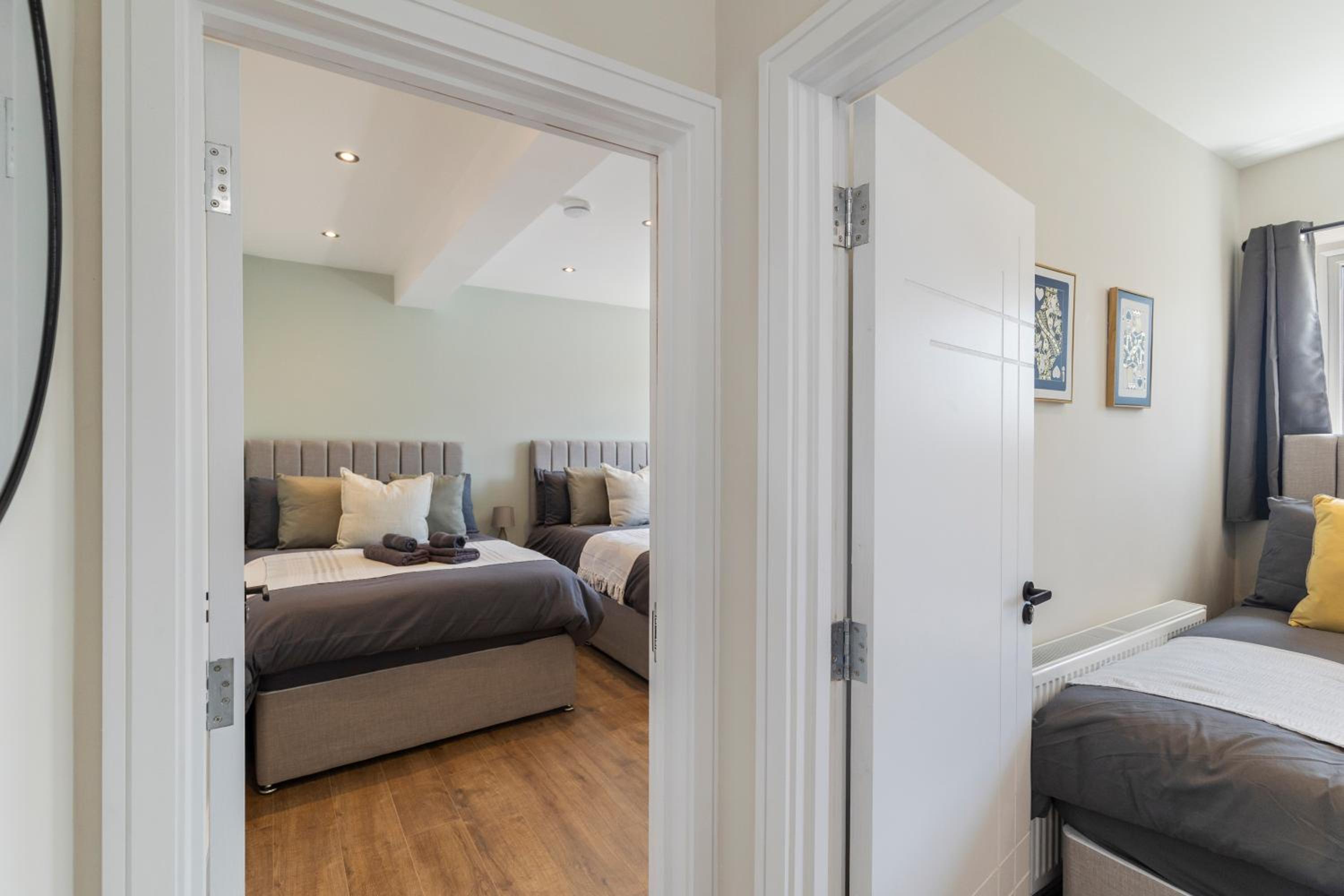 Kew View Suite 2BR Sleeps 9, Walk to Tube & Sights