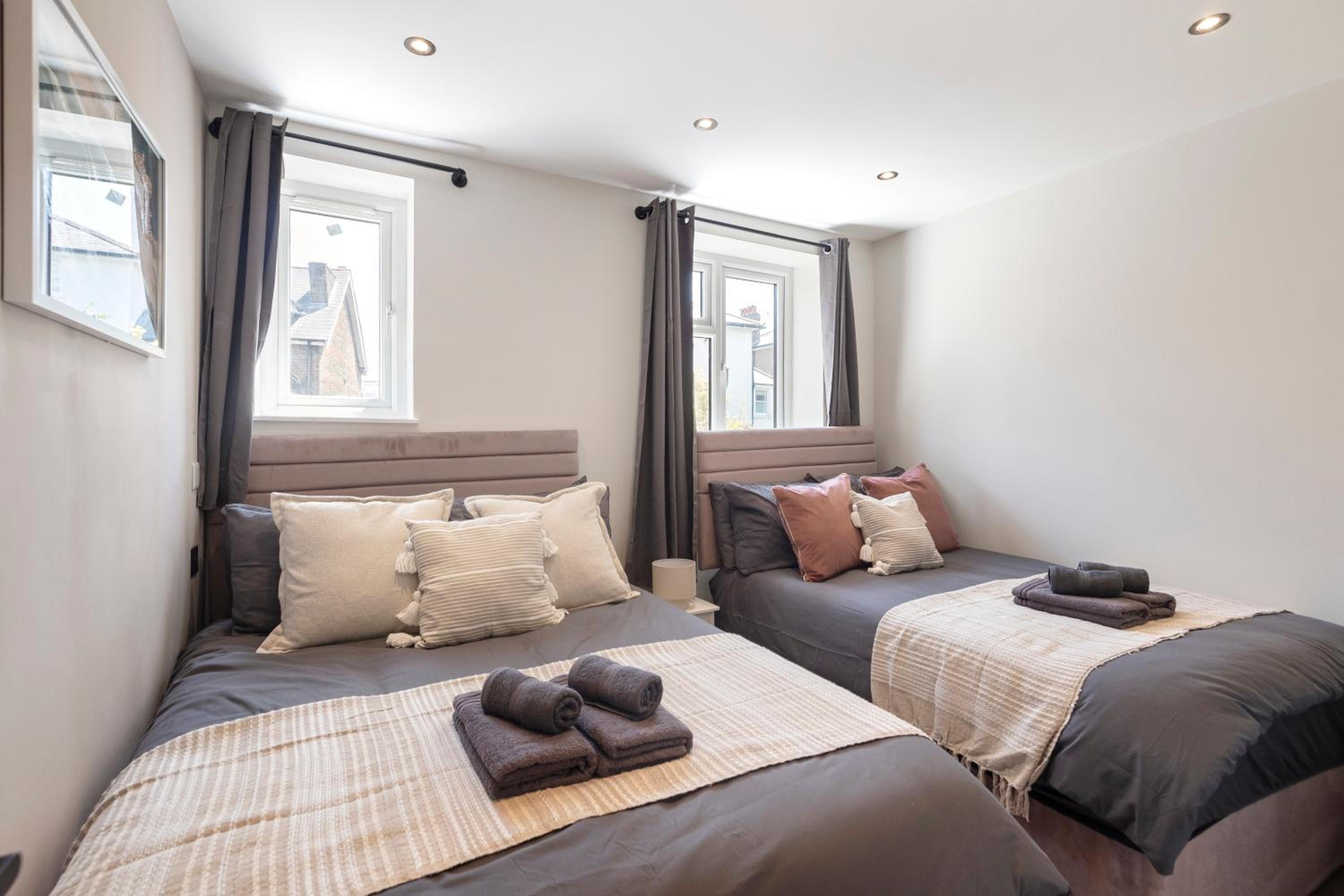 Kew Garden Suite 2BR Sleeps 9 Near Central London
