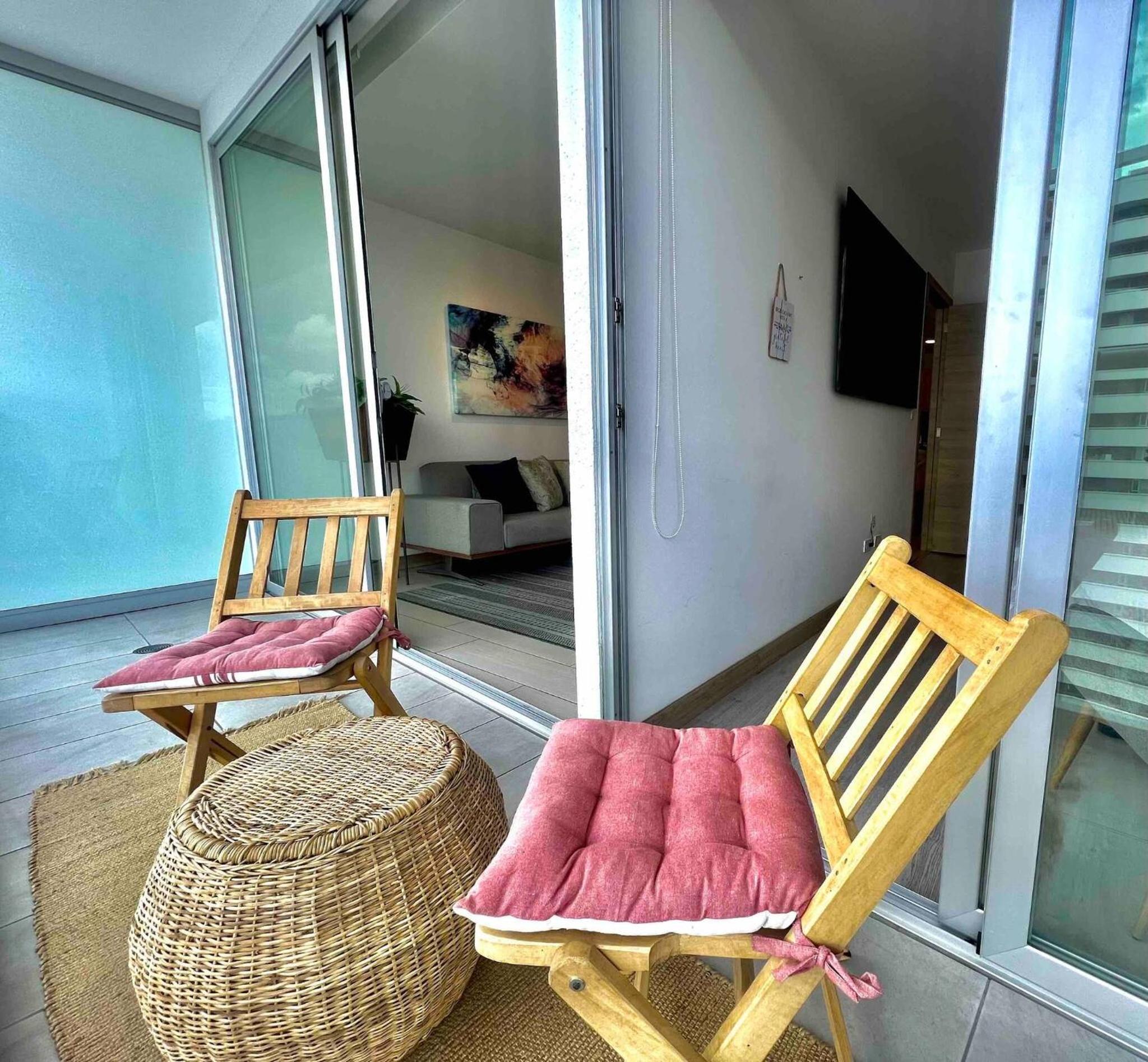 Beautiful apt-balcony in La Carolina 70 QLED TV