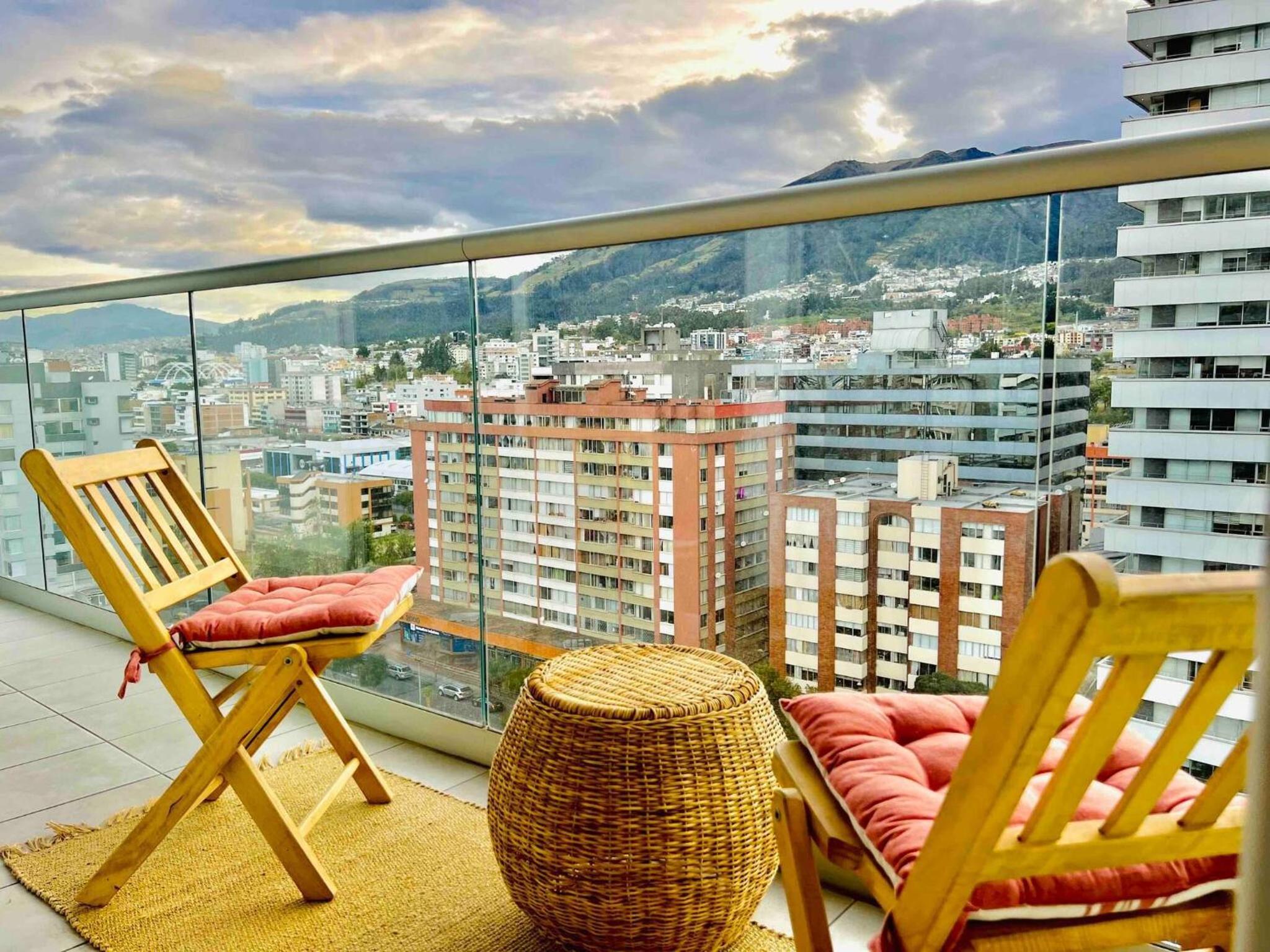 Beautiful apt-balcony in La Carolina 70 QLED TV