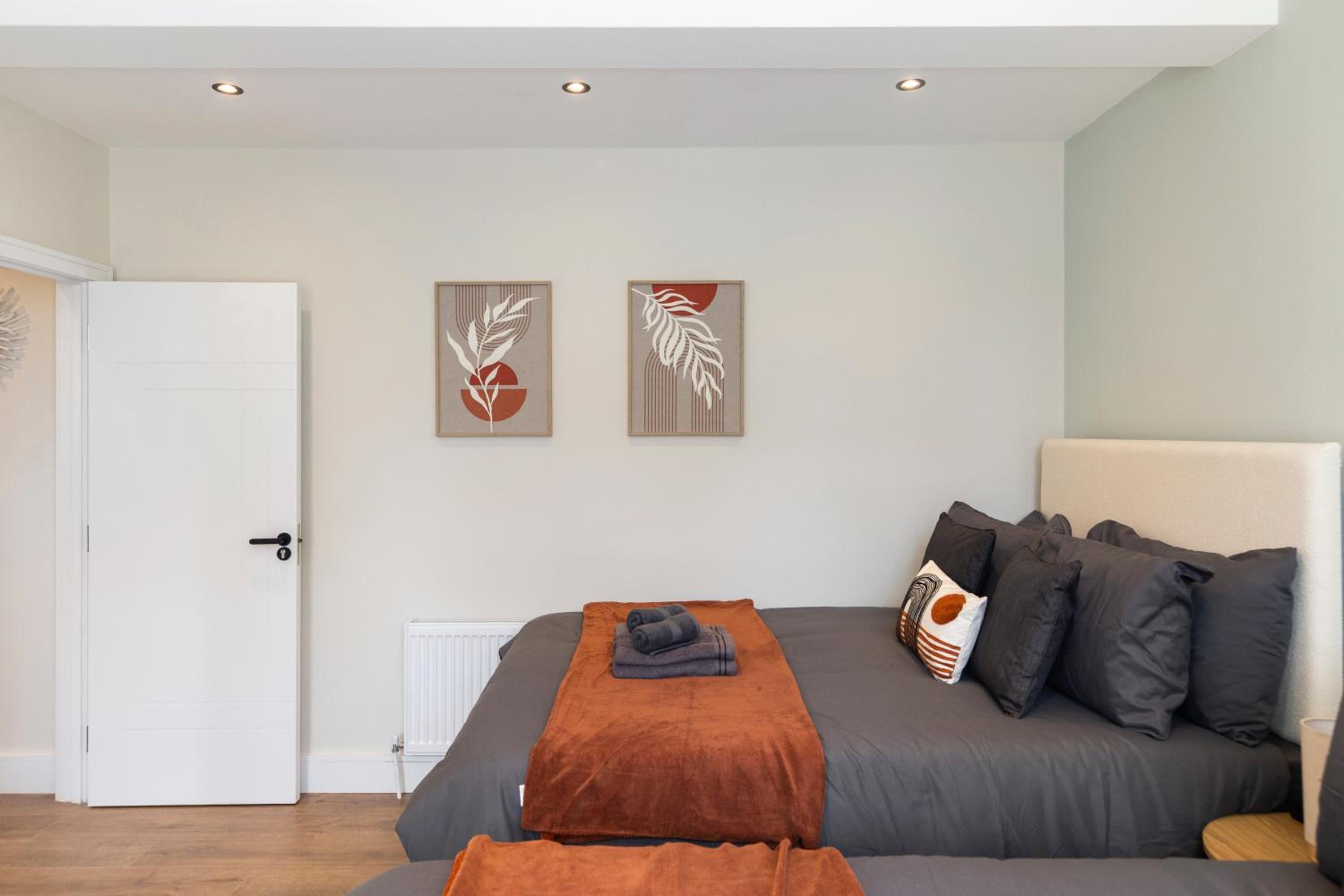 Kew Garden Suite 2BR Sleeps 9 Near Central London
