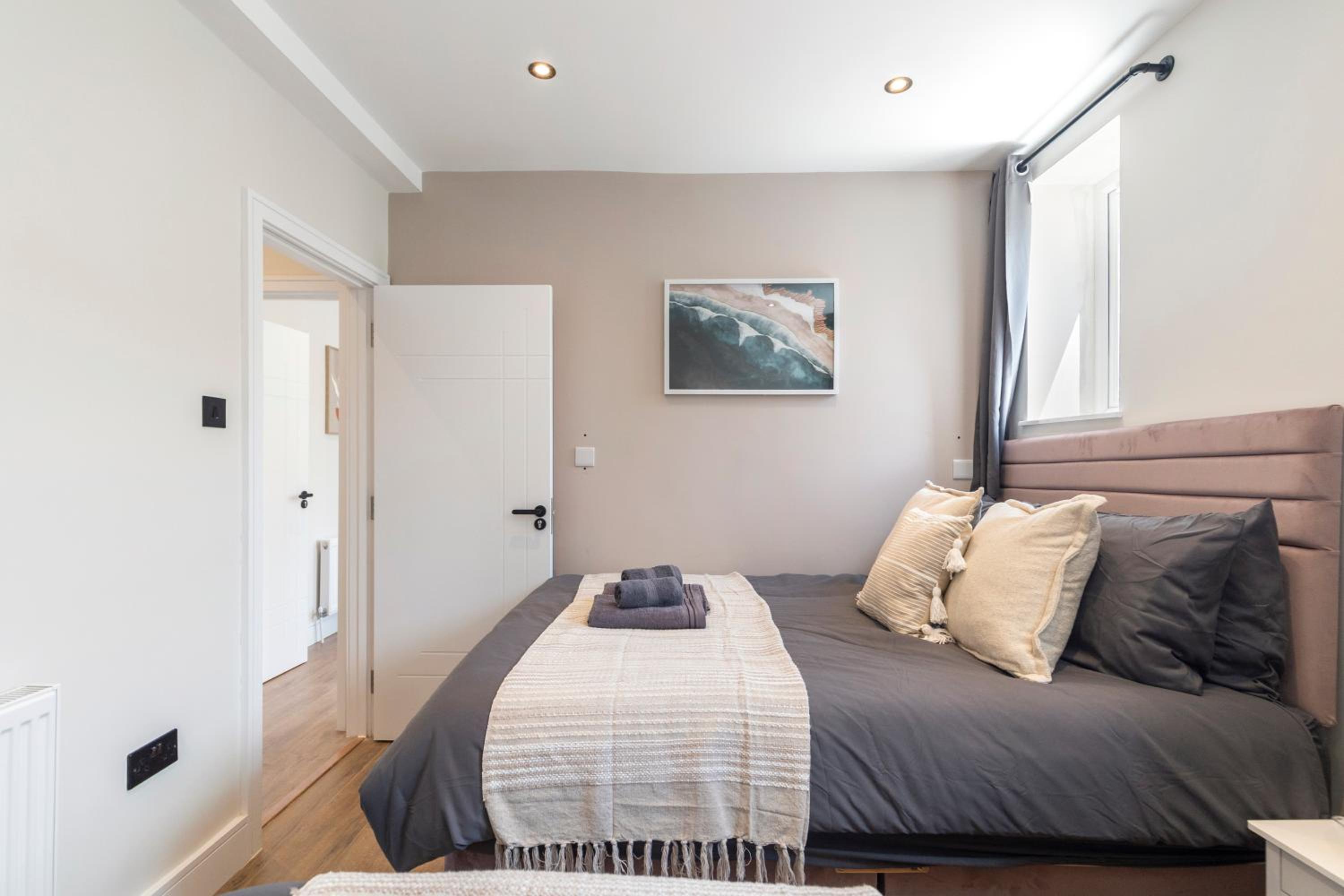 Kew Garden Suite 2BR Sleeps 9 Near Central London