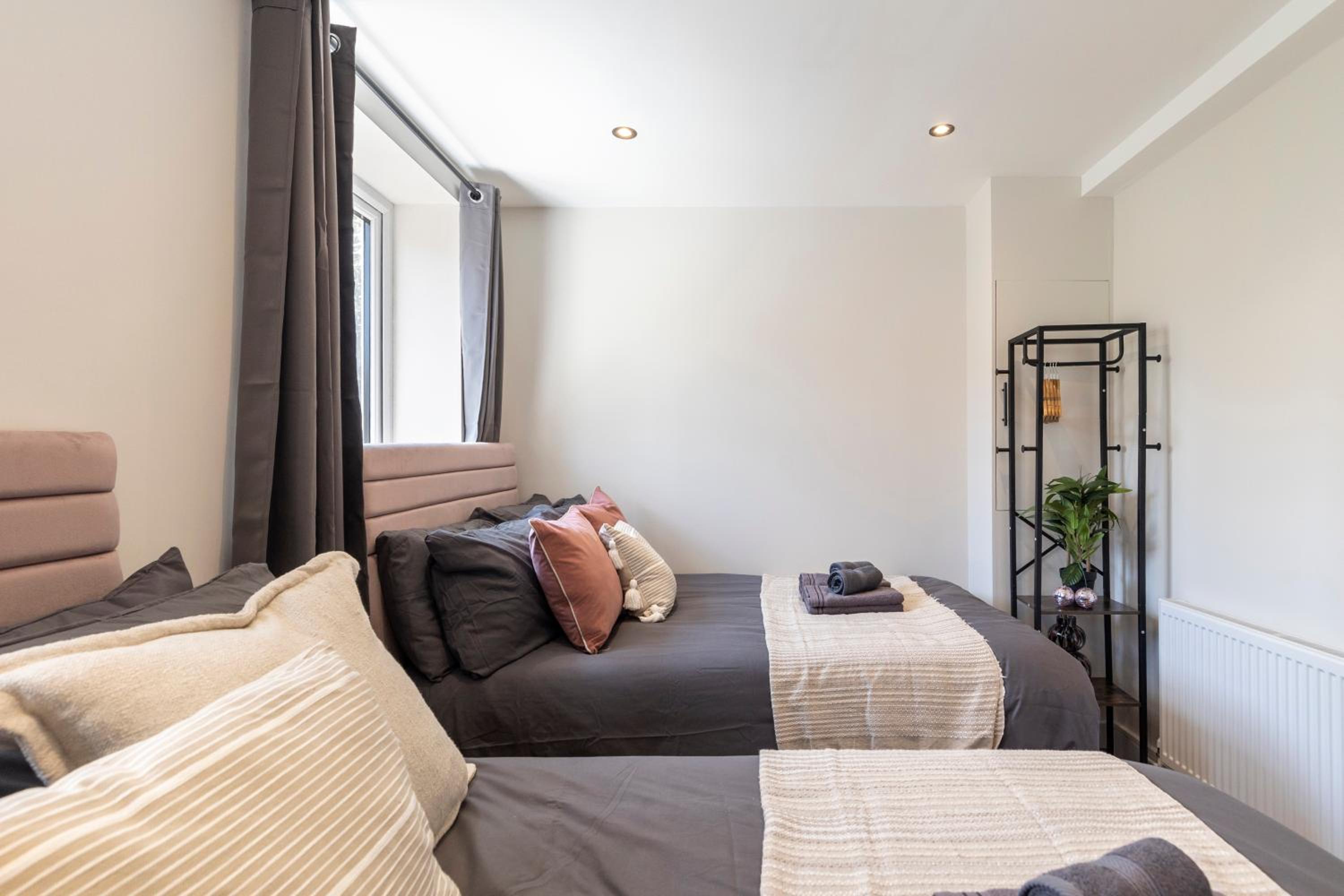 Kew Garden Suite 2BR Sleeps 9 Near Central London