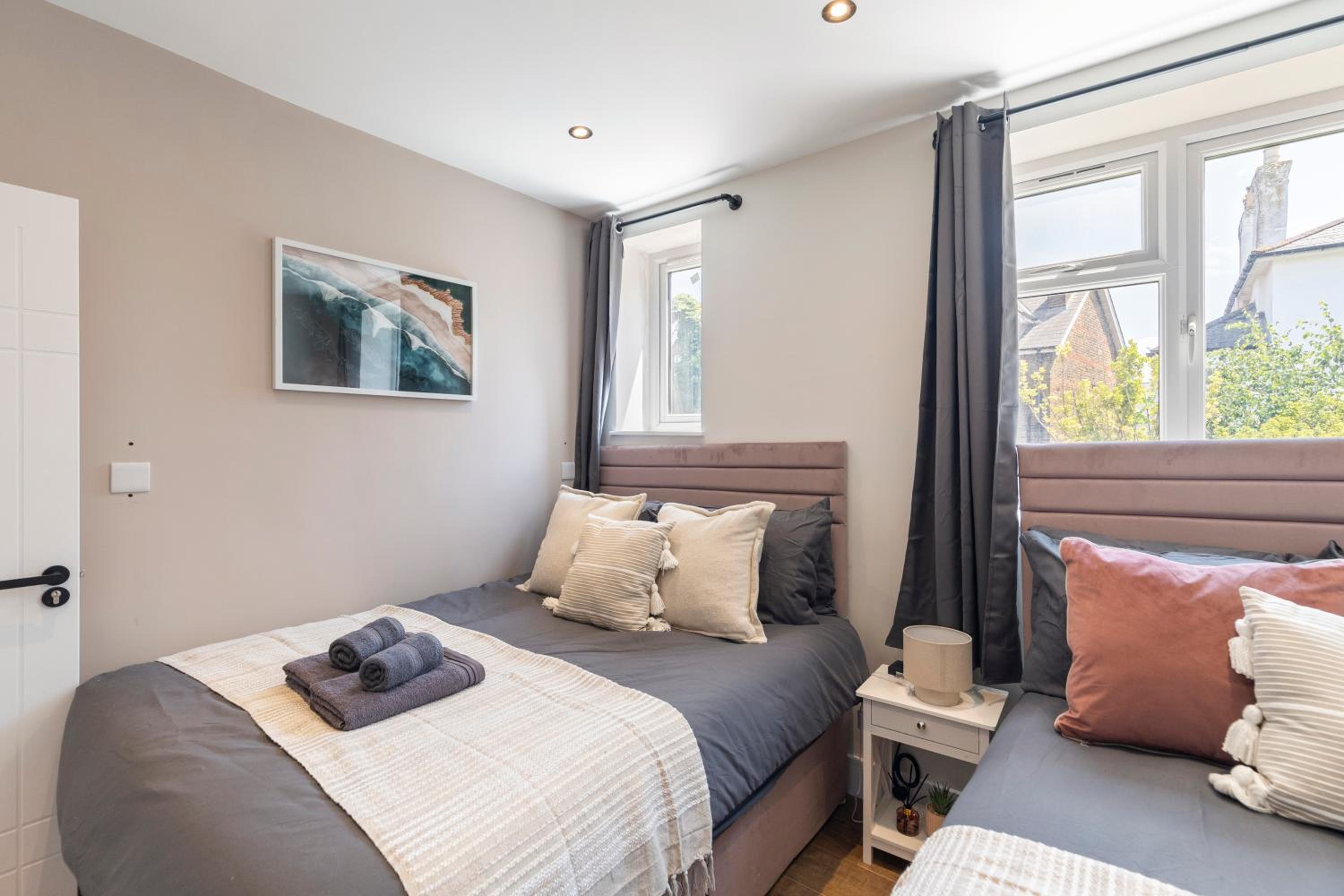 Kew Garden Suite 2BR Sleeps 9 Near Central London