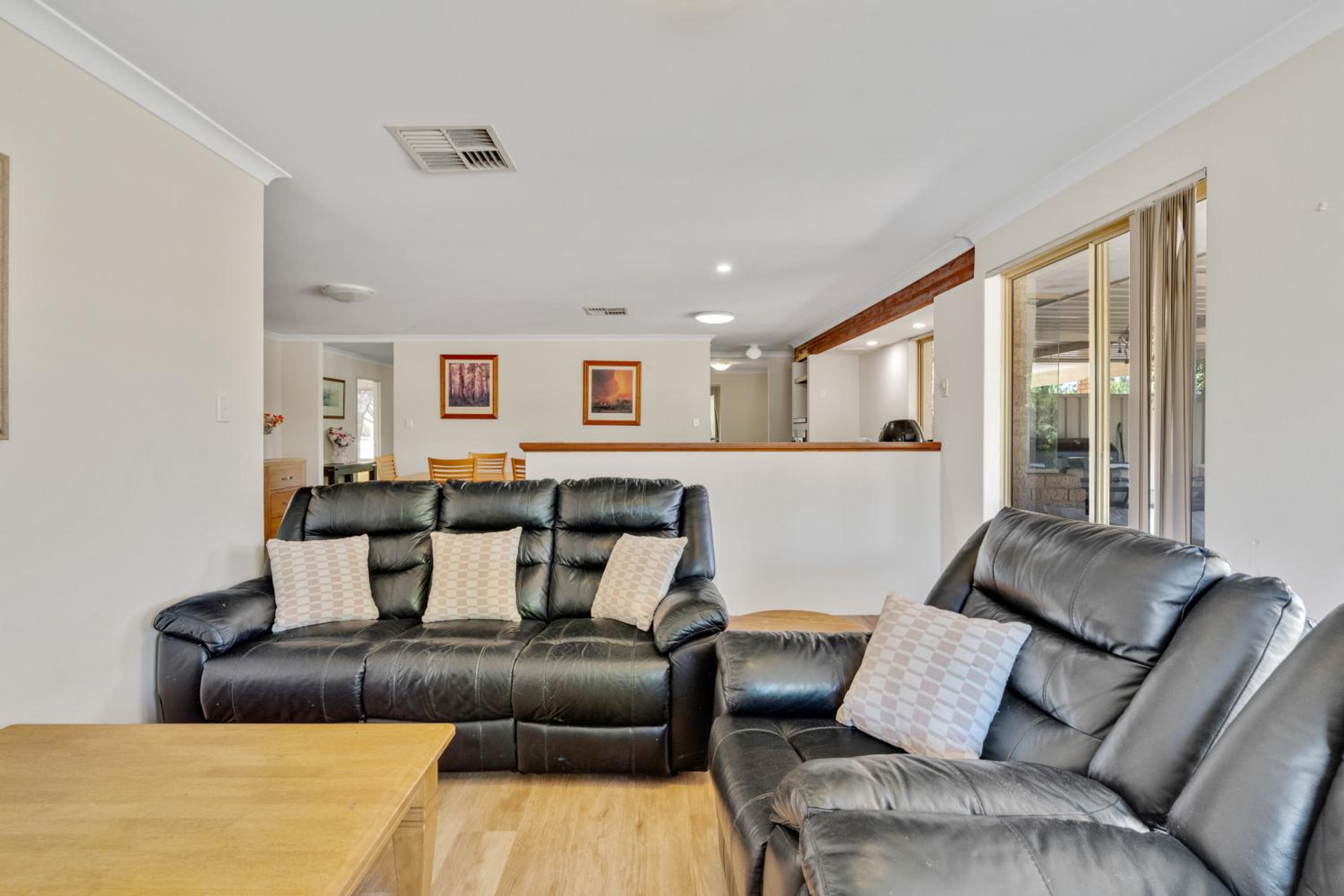SPACIOUS JANDAKOT HOUSE FOR FAMILY AND BUSINESs