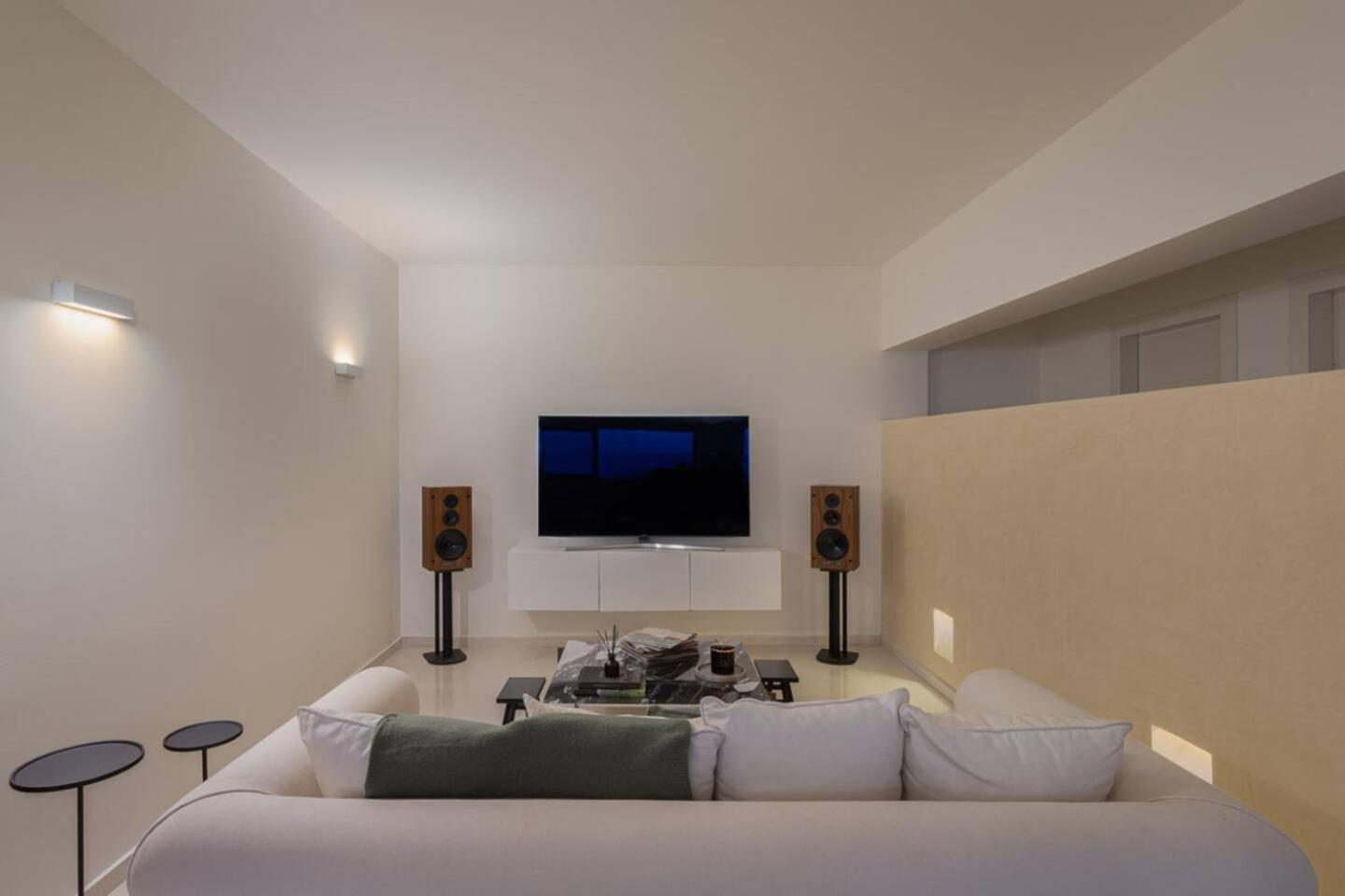 3BD 2 Floor Maisonette with Pool