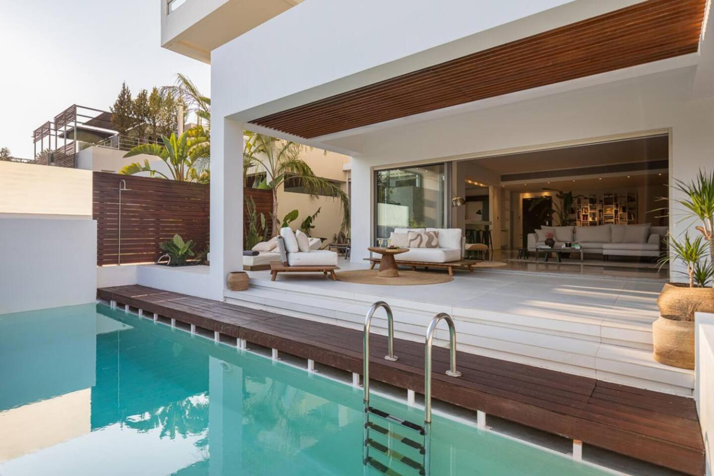 3BD 2 Floor Maisonette with Pool