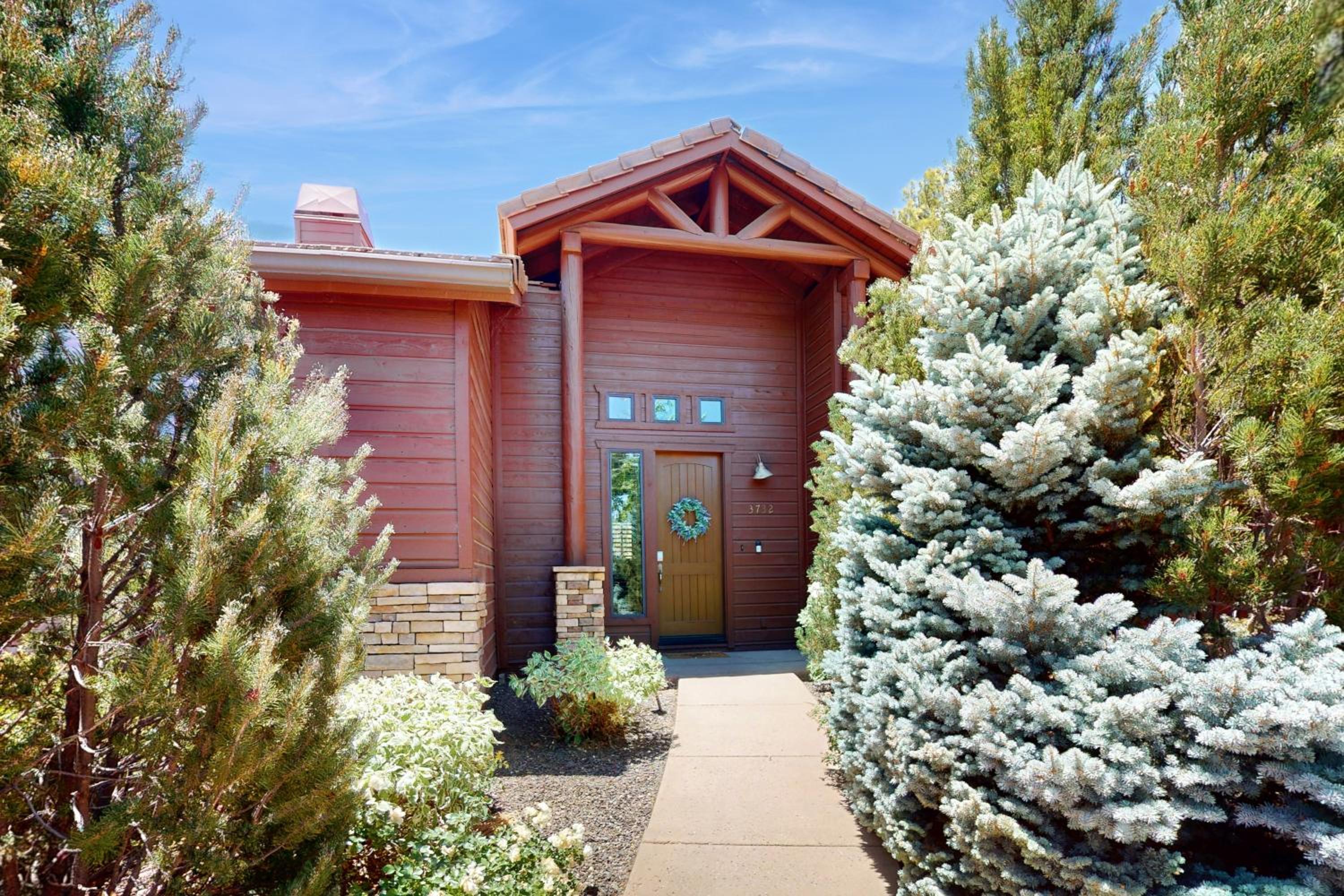 Golf, Trails and Lakes! Dog-Friendly Show Low Home