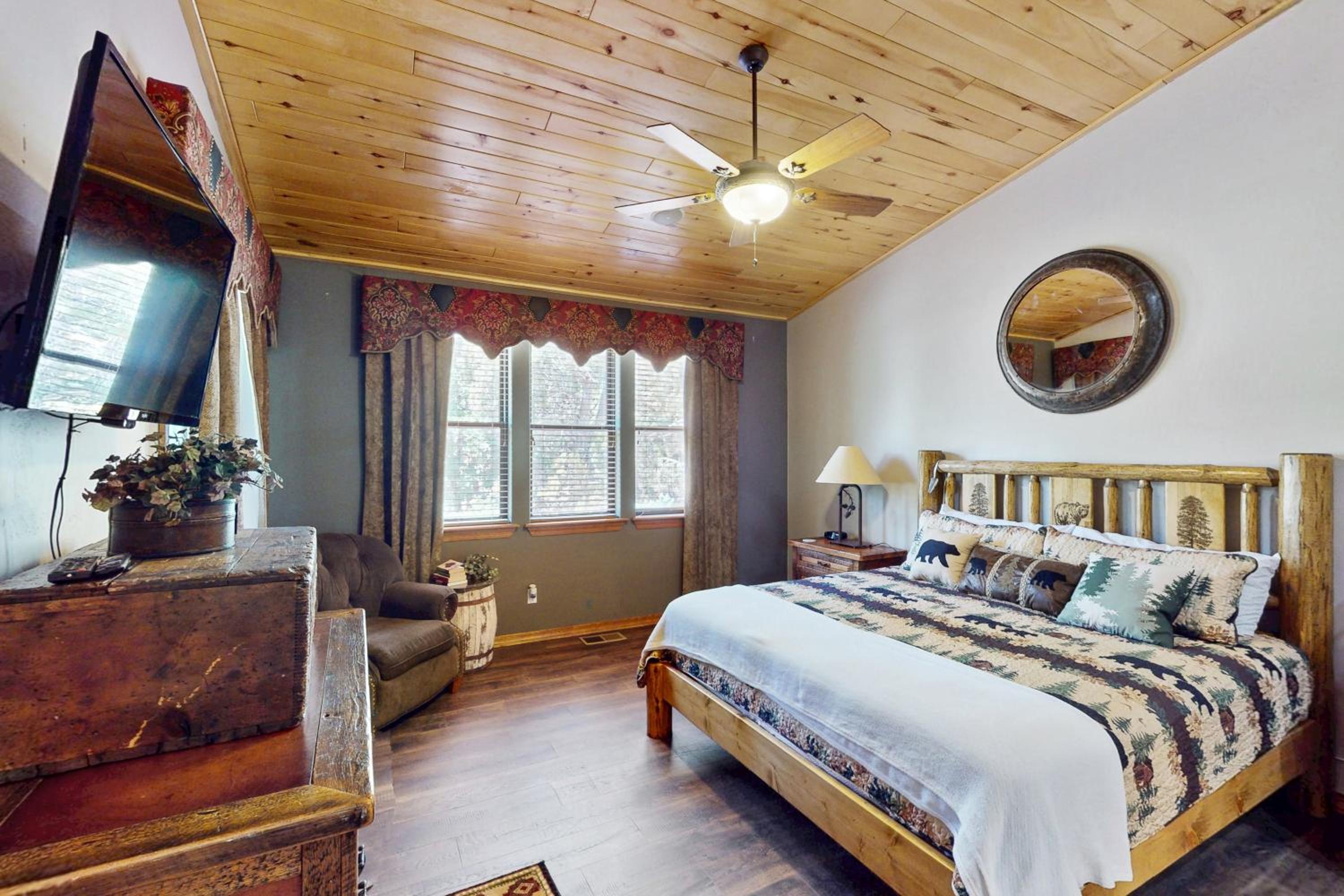 Golf, Trails and Lakes! Dog-Friendly Show Low Home
