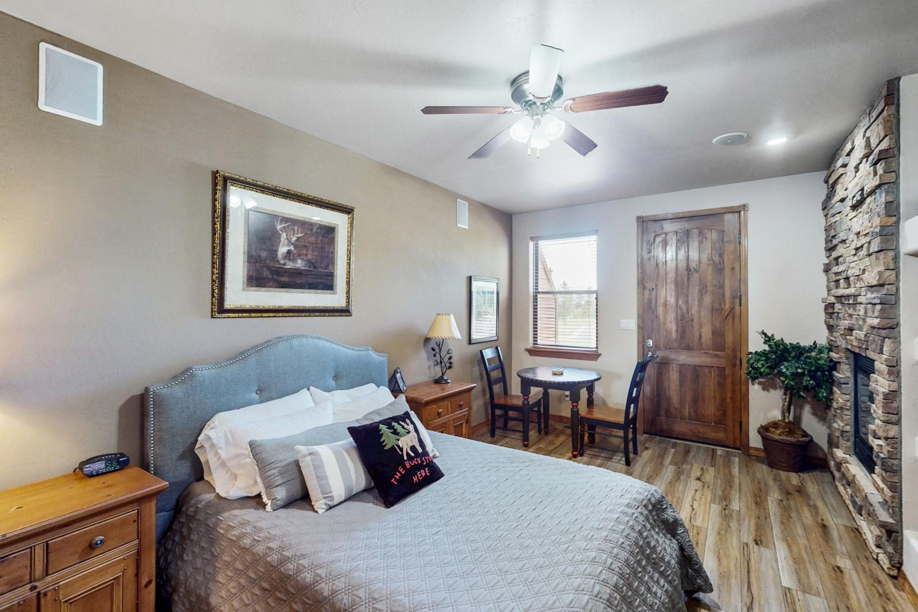 Golf, Trails and Lakes! Dog-Friendly Show Low Home