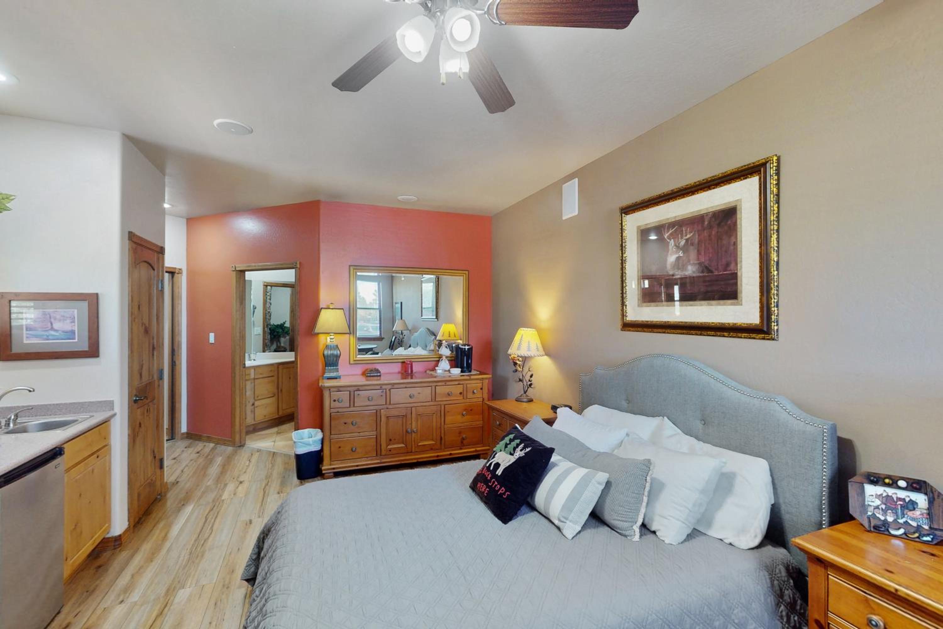 Golf, Trails and Lakes! Dog-Friendly Show Low Home