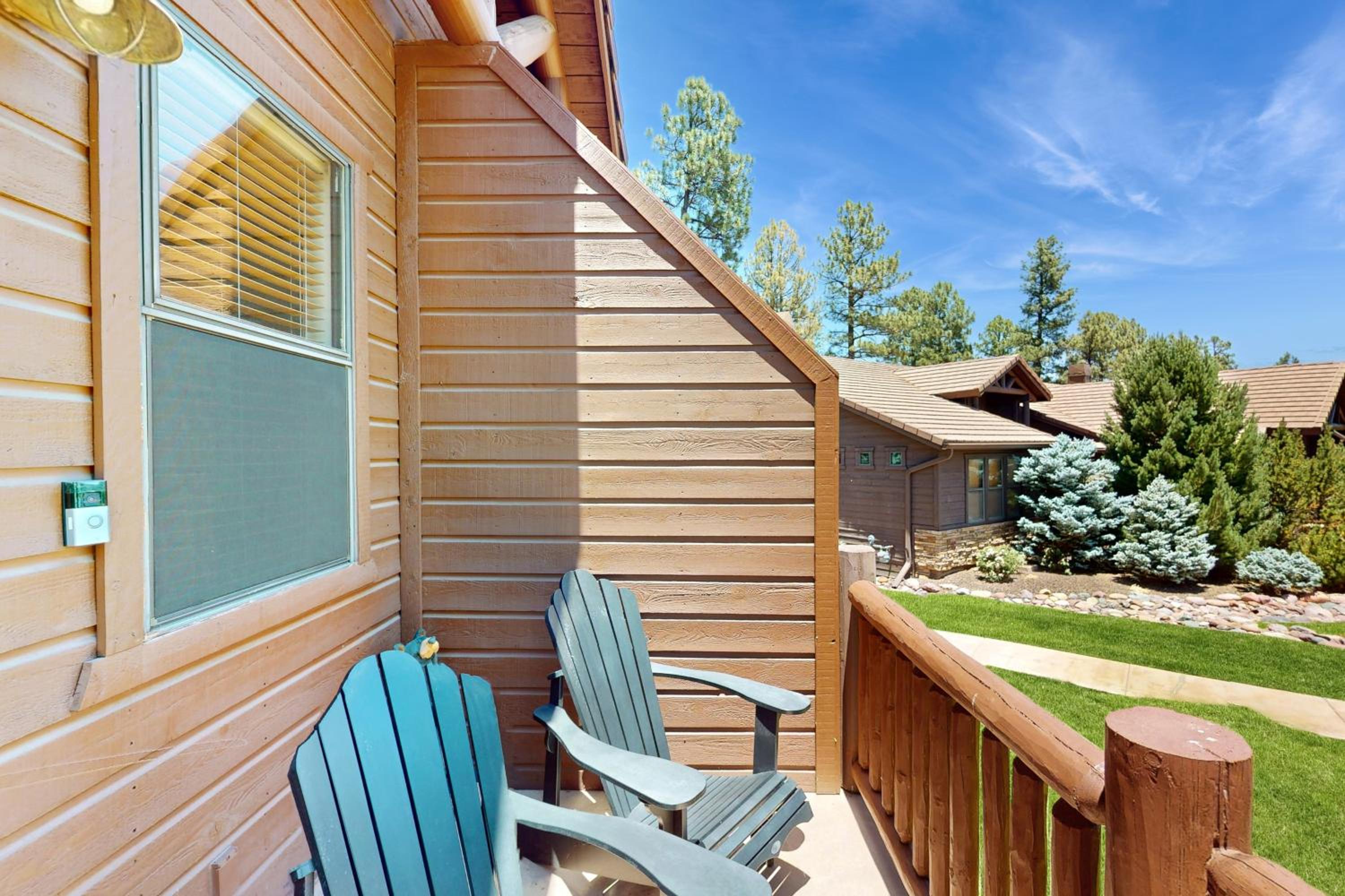Golf, Trails and Lakes! Dog-Friendly Show Low Home