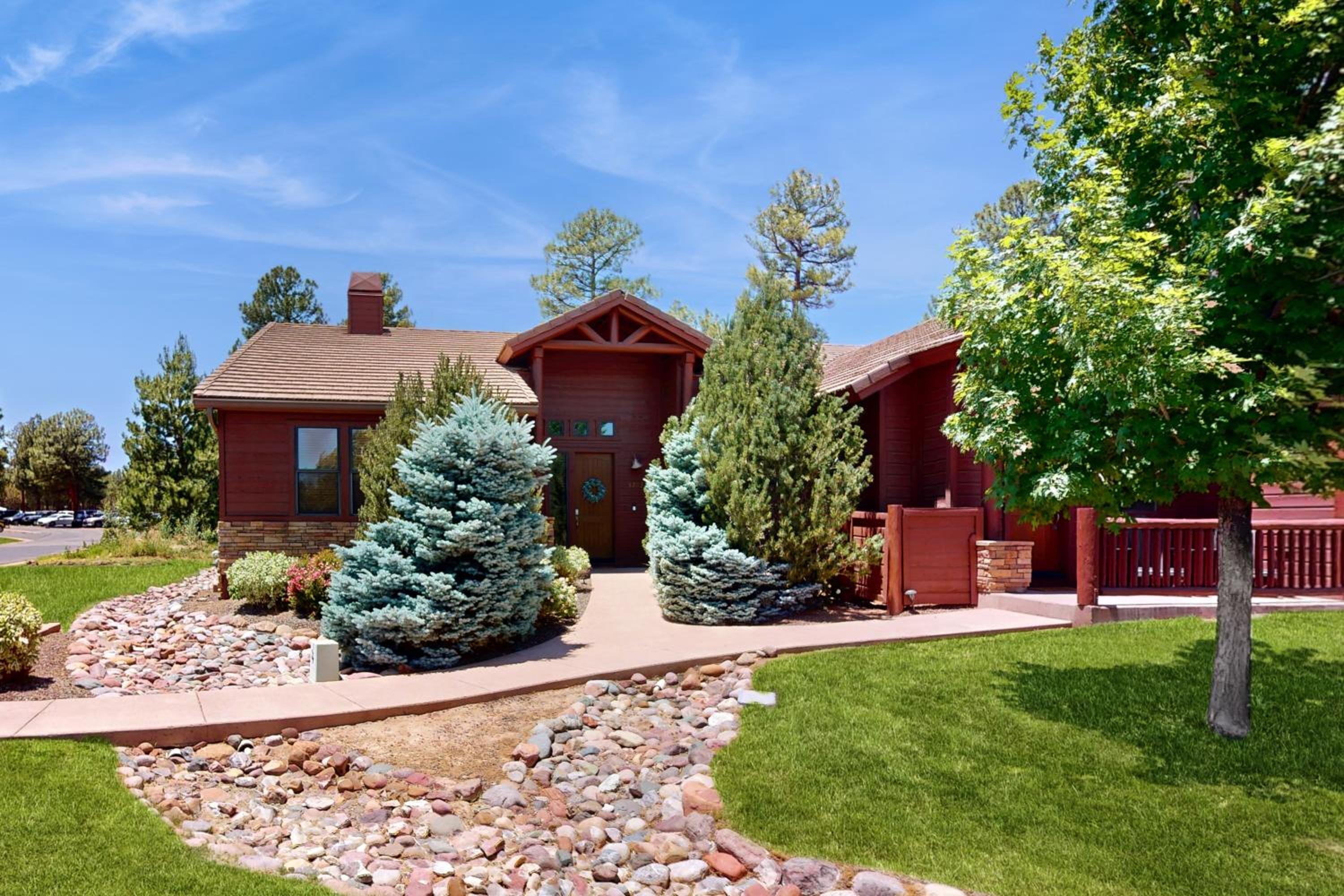 Golf, Trails and Lakes! Dog-Friendly Show Low Home
