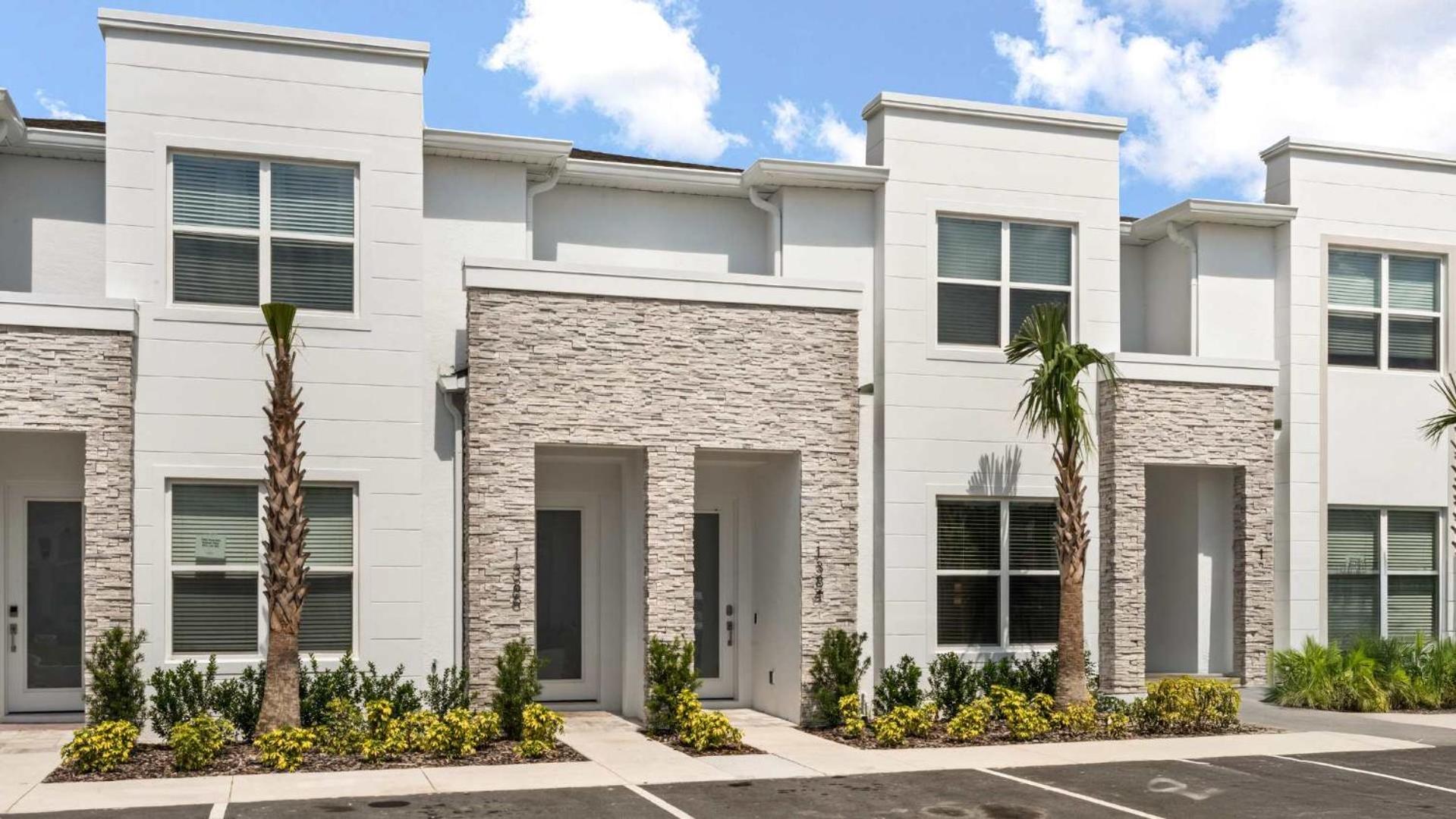 Upstay Pristine 3BR Home with Private Pool & BBQ