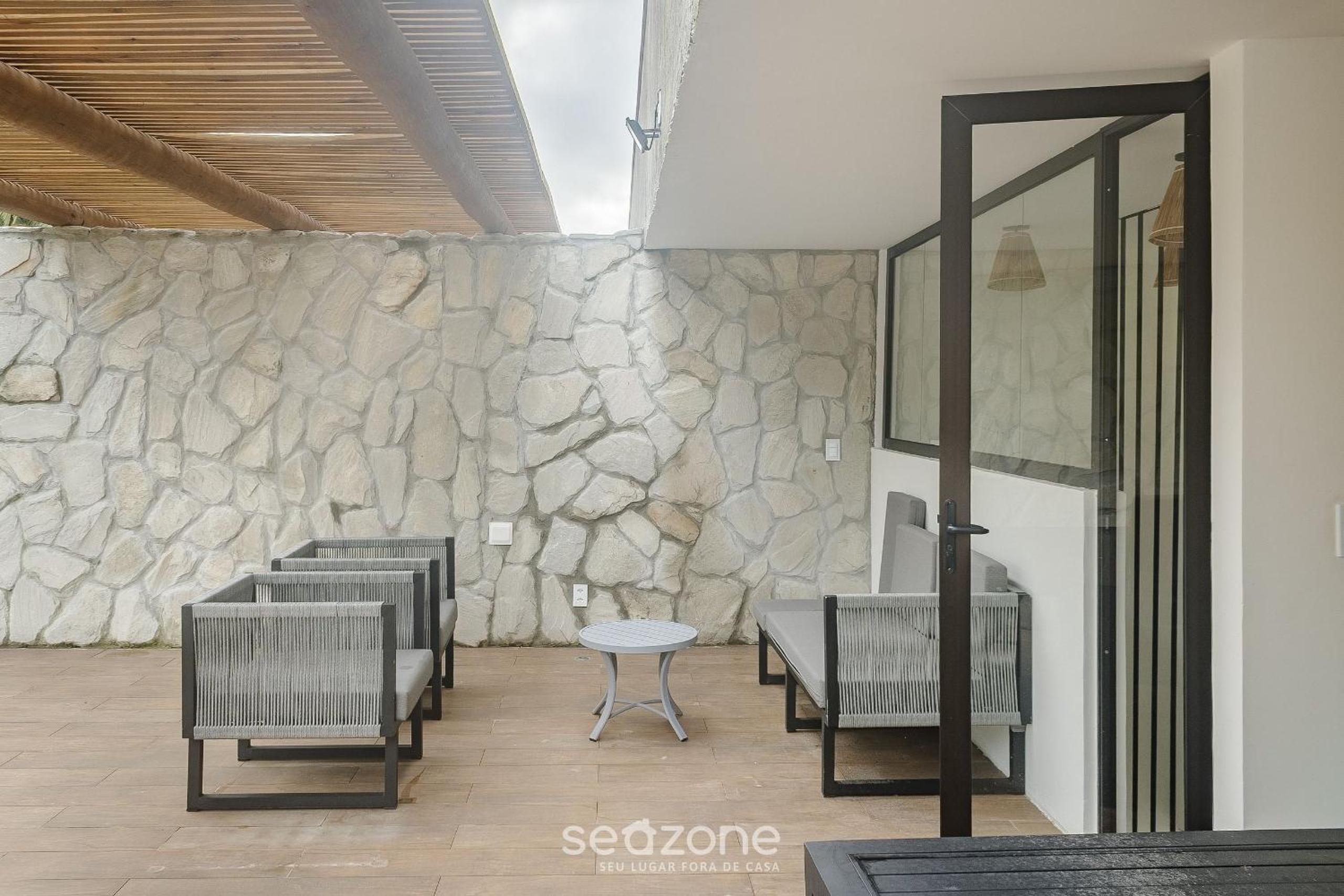 Modern apt with pool and 3 suites VKA0115
