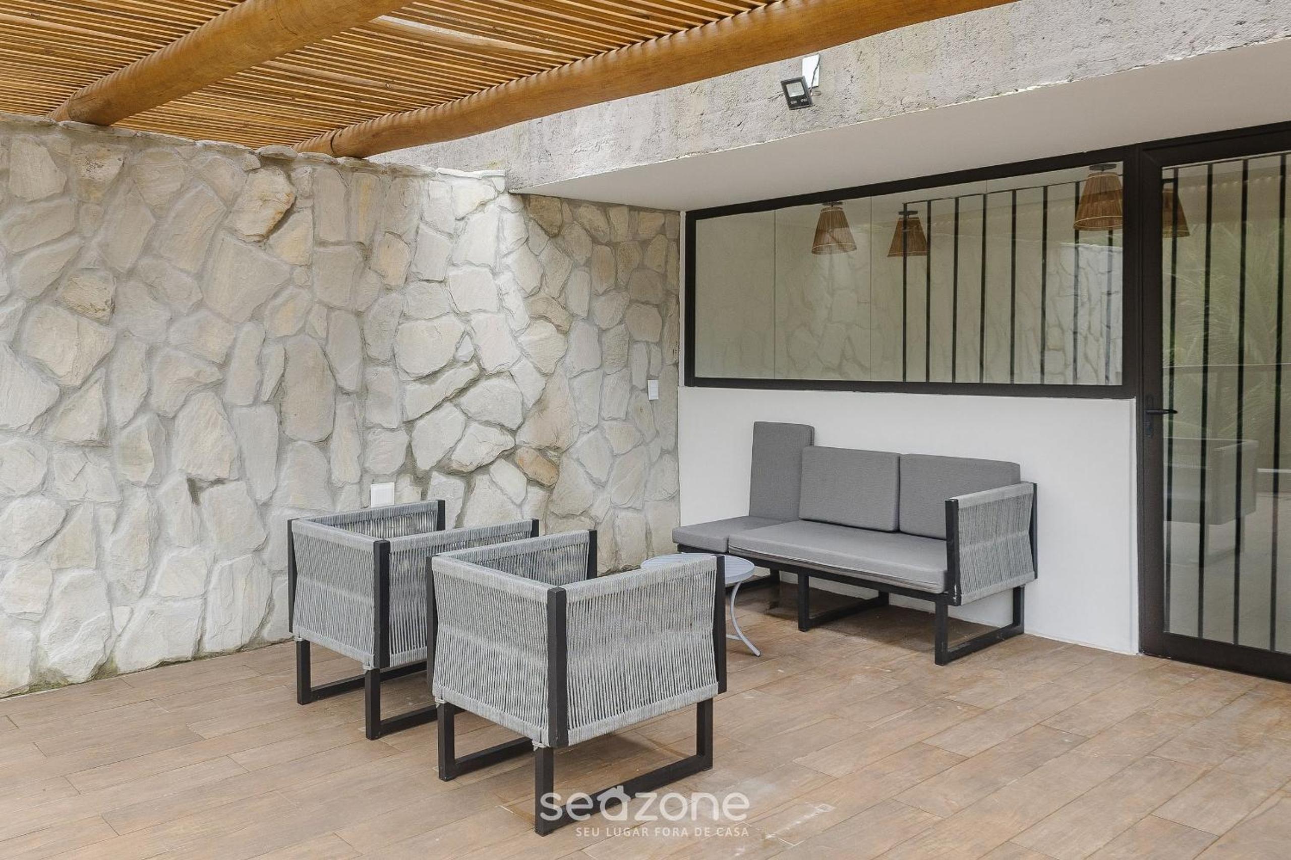 Modern apt with pool and 3 suites VKA0115