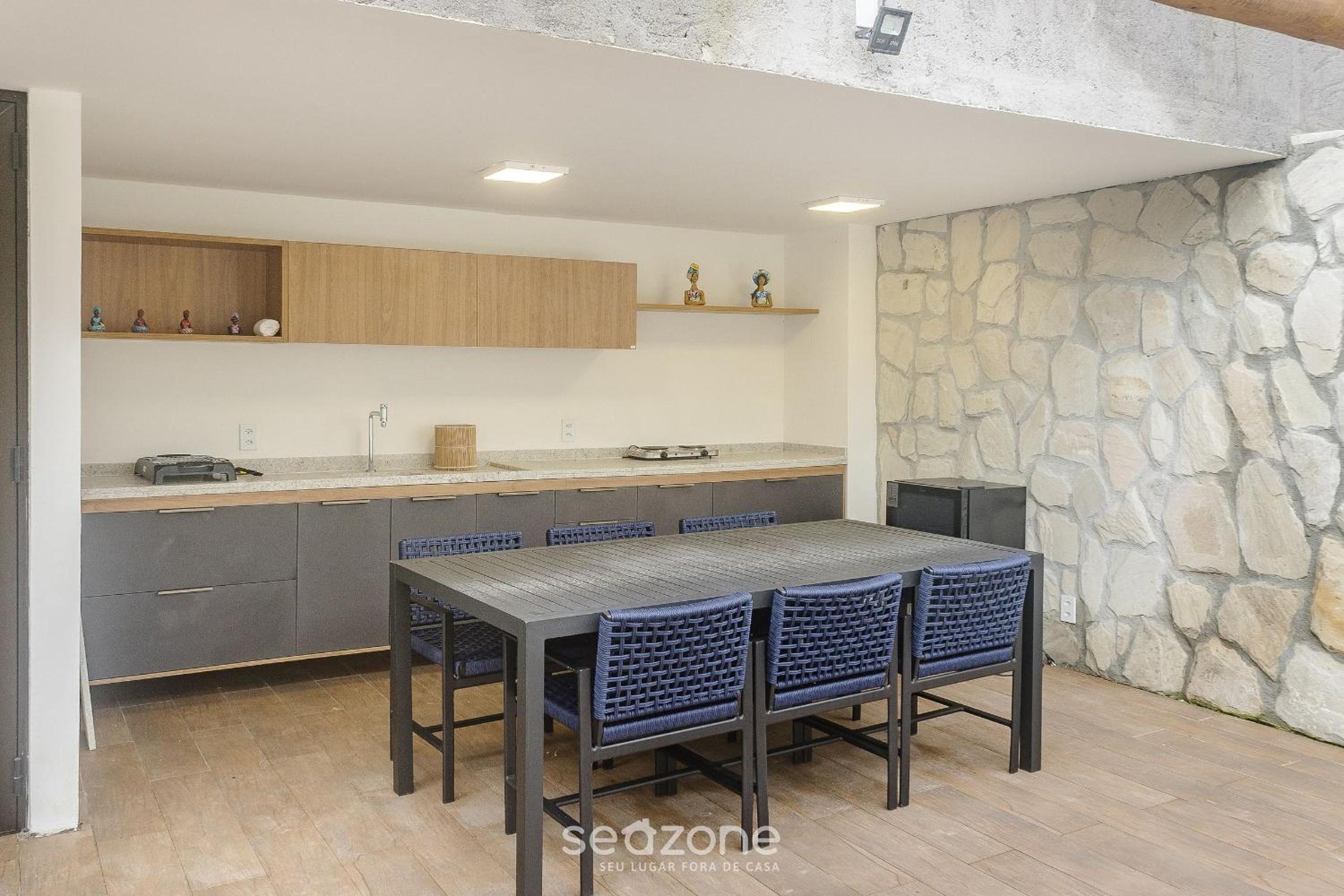 Modern apt with pool and 3 suites VKA0115