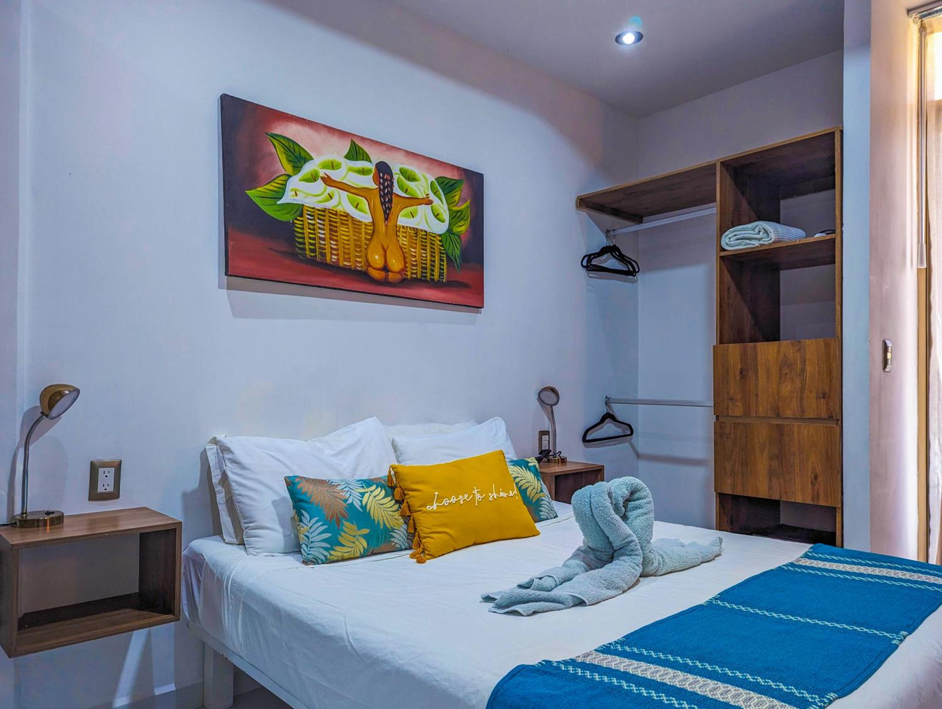 200m to Beach & 5th Ave Cozy & Peaceful Patio Suite AC Fast WiFi Great Value UVA15