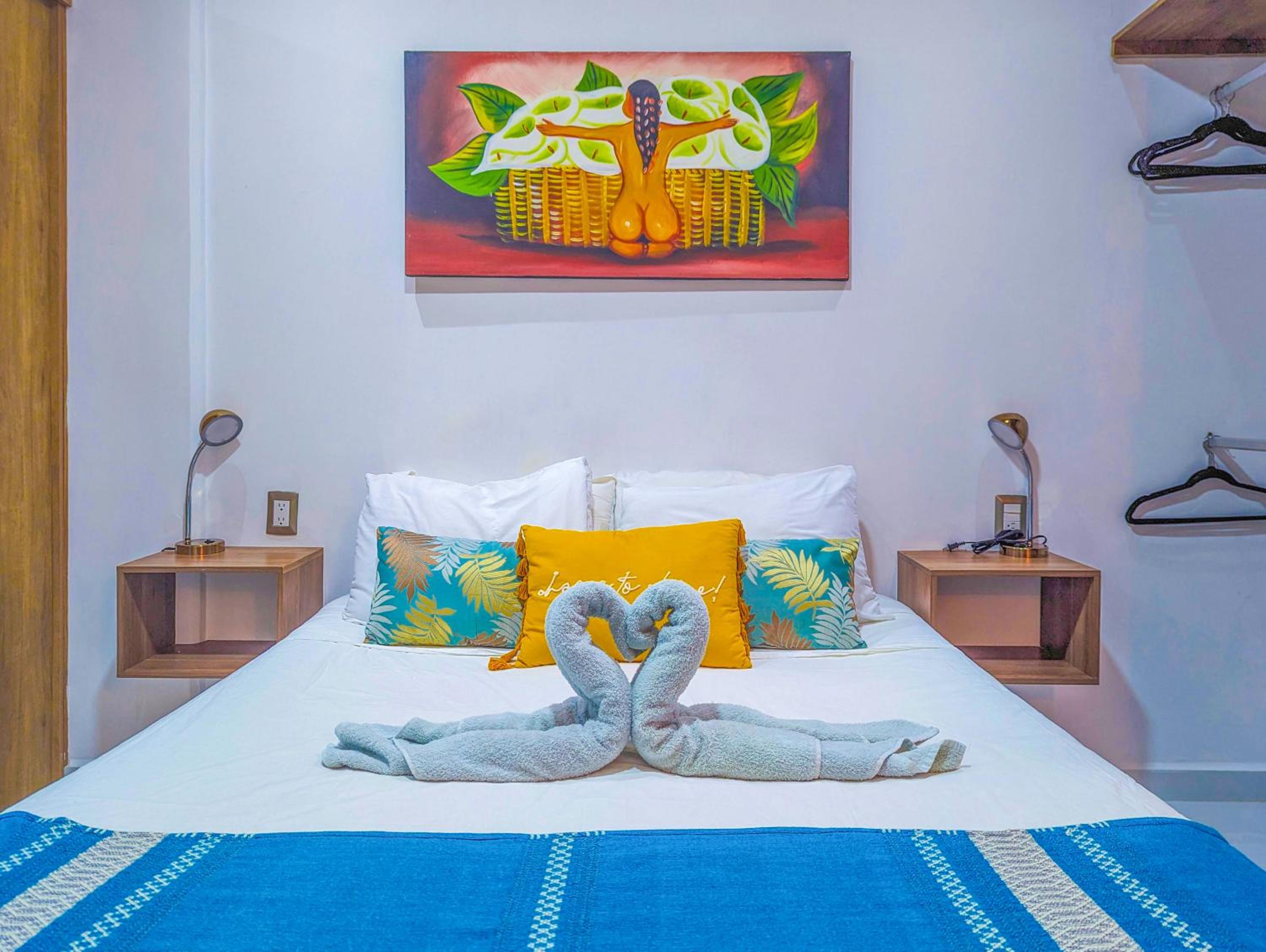 200m to Beach & 5th Ave Cozy & Peaceful Patio Suite AC Fast WiFi Great Value UVA15