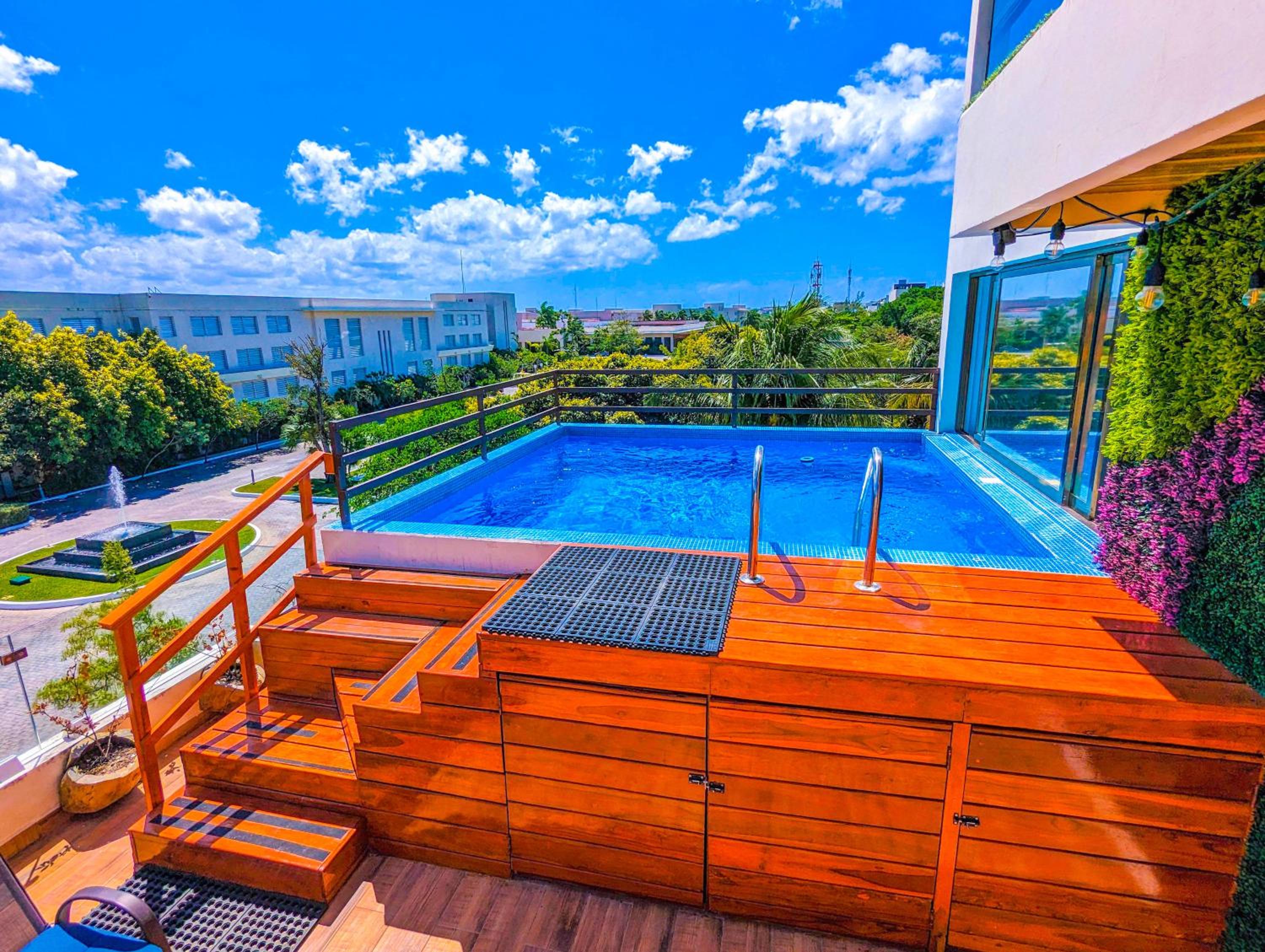 Couples Romantic Retreat 200m to Beach & 5th Ave Patio Fast WiFi AC Great Value UVA11