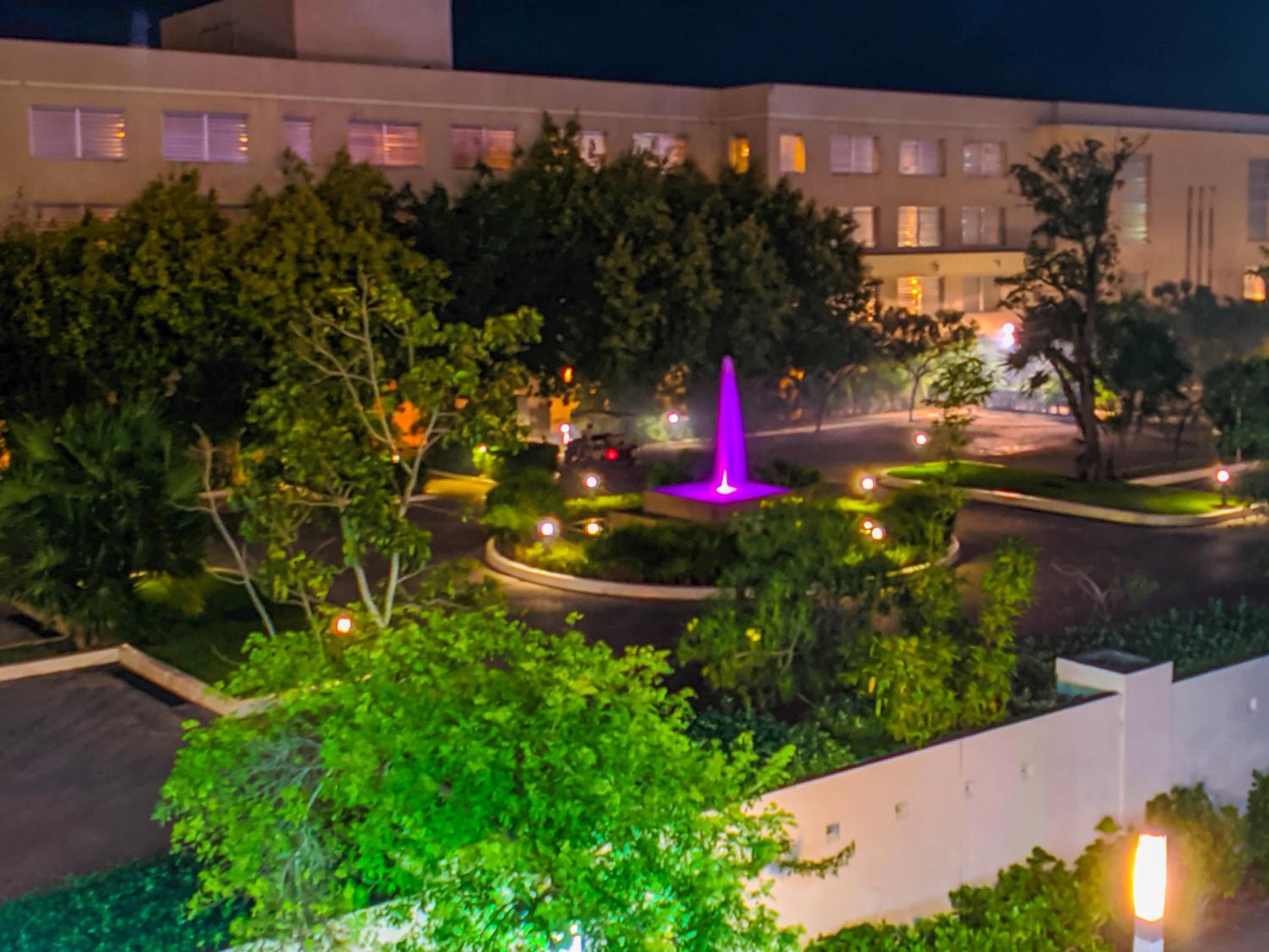 Couples Romantic Retreat 200m to Beach & 5th Ave Patio Fast WiFi AC Great Value UVA11