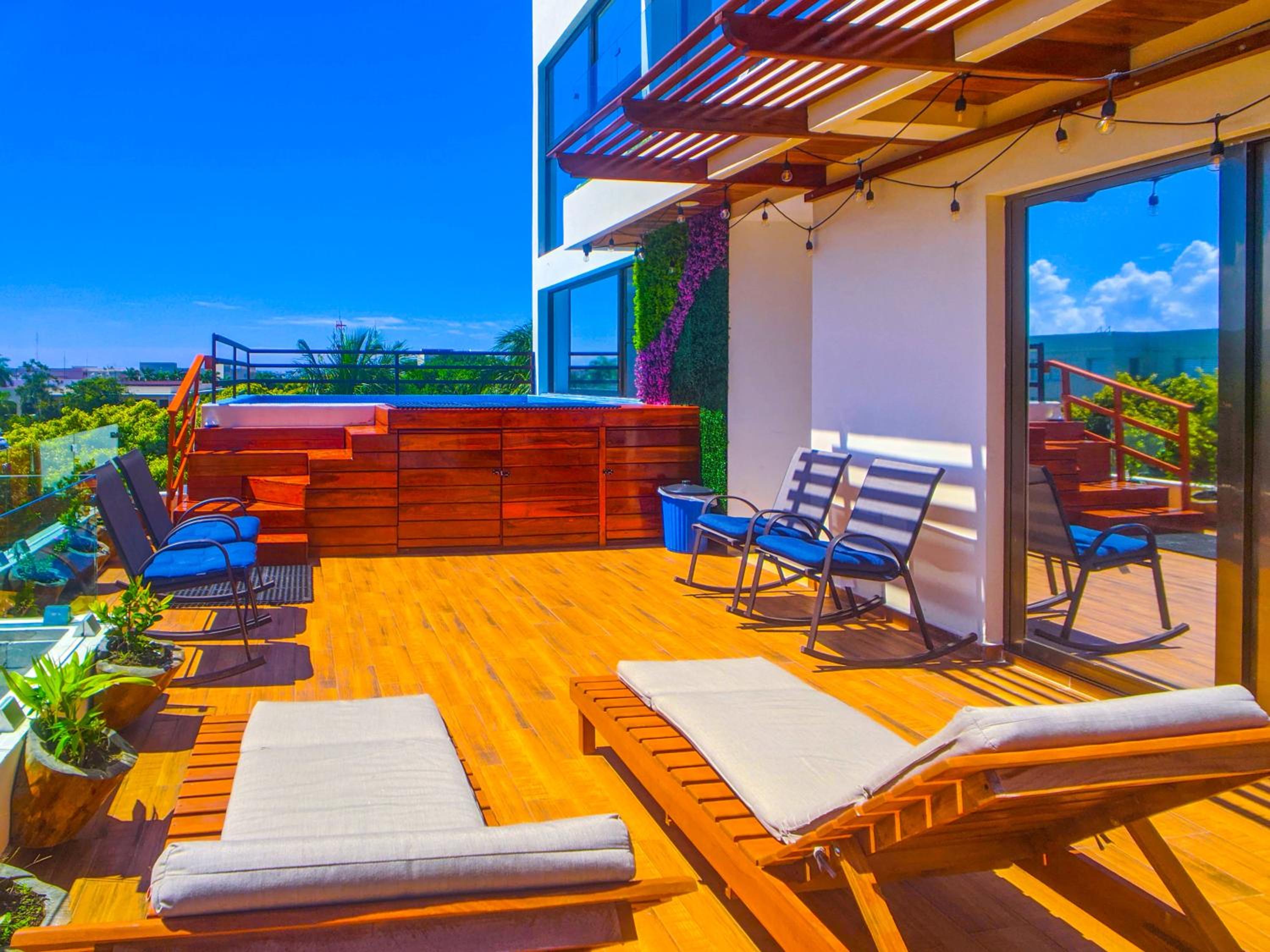 Remote Work in Cozy & Peaceful Suite Steps to Beach & 5th Ave Patio Fast WiFi AC UVA14