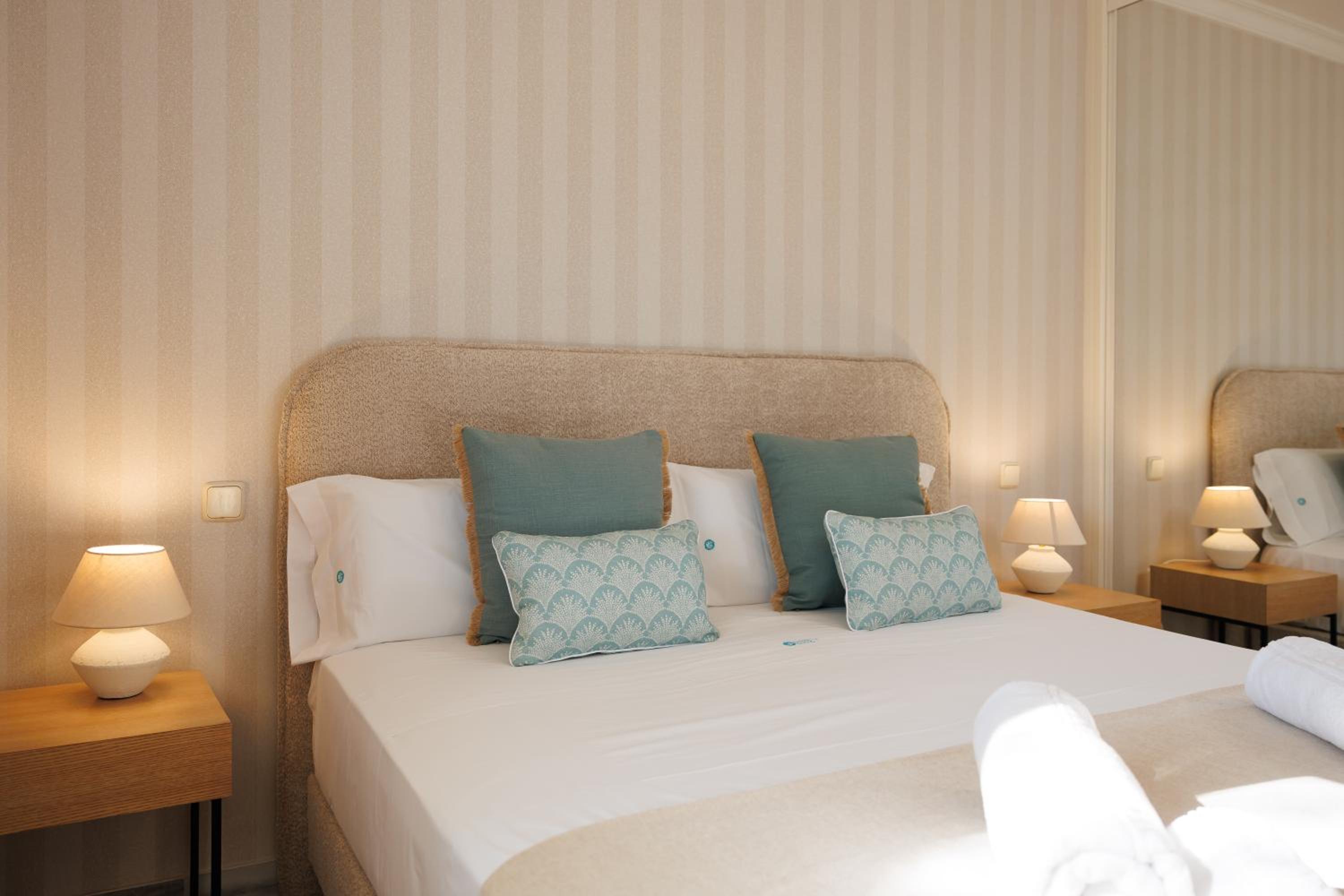MARBELLA BANUS SUITES - Lovely-1bdm, terrace, 3pools