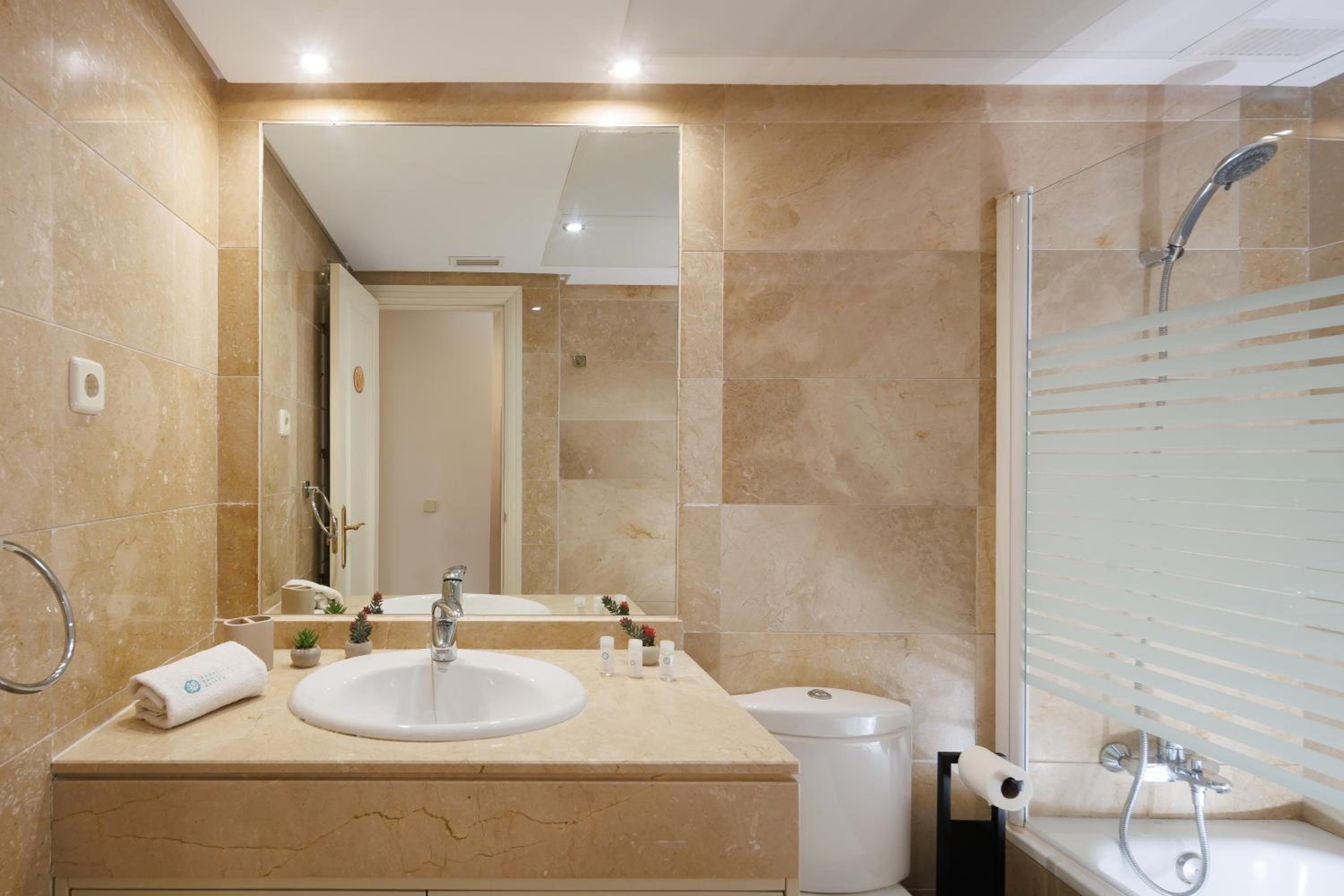 MARBELLA BANUS SUITES - Lovely-1bdm, terrace, 3pools