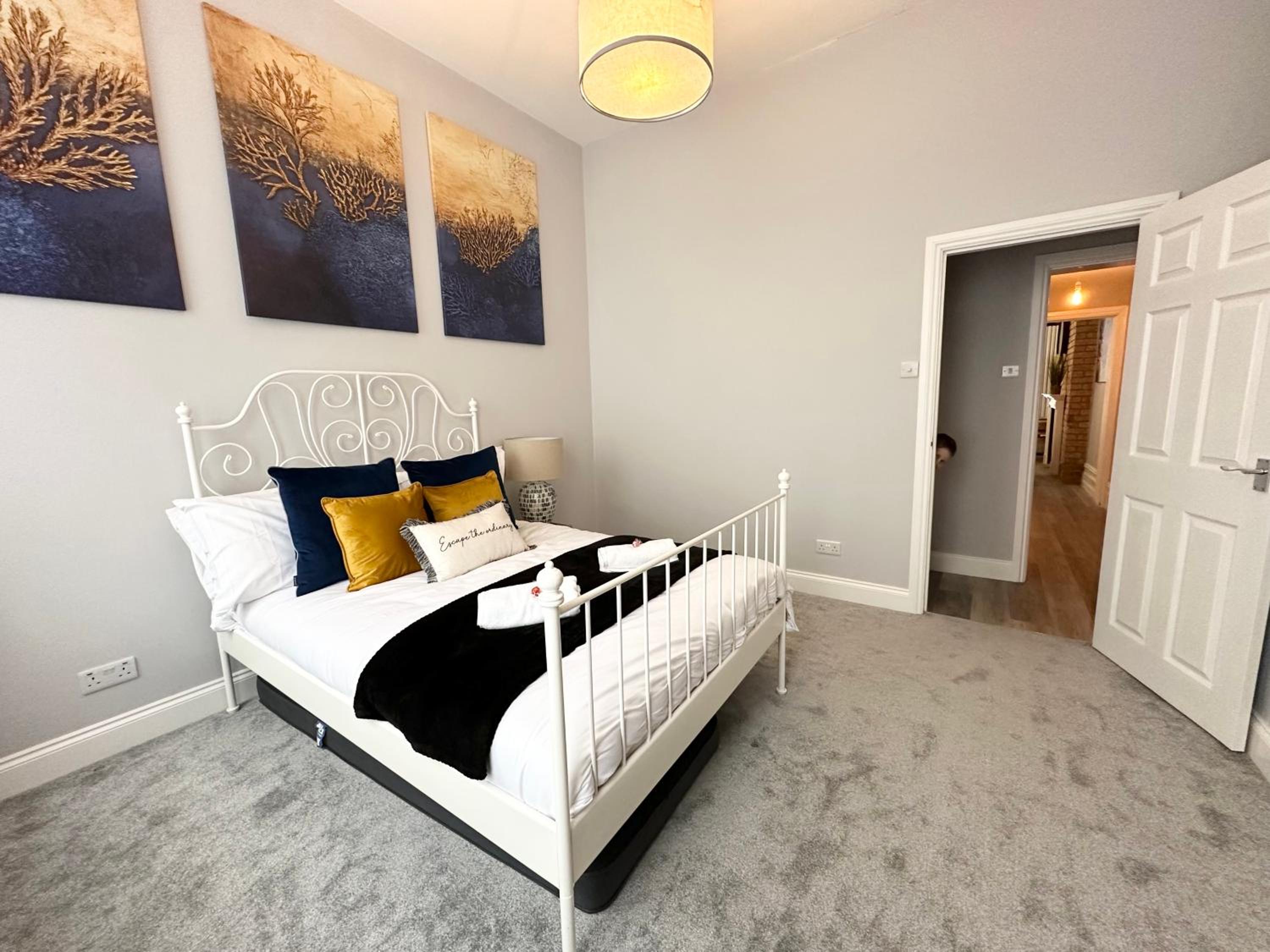 The Bournemouth Haven - Brought to you by Coastline Retreats - Grand 2 bedroom luxury apartment - 3 mins walk to beach - Superfast Wifi - Sleeps 6