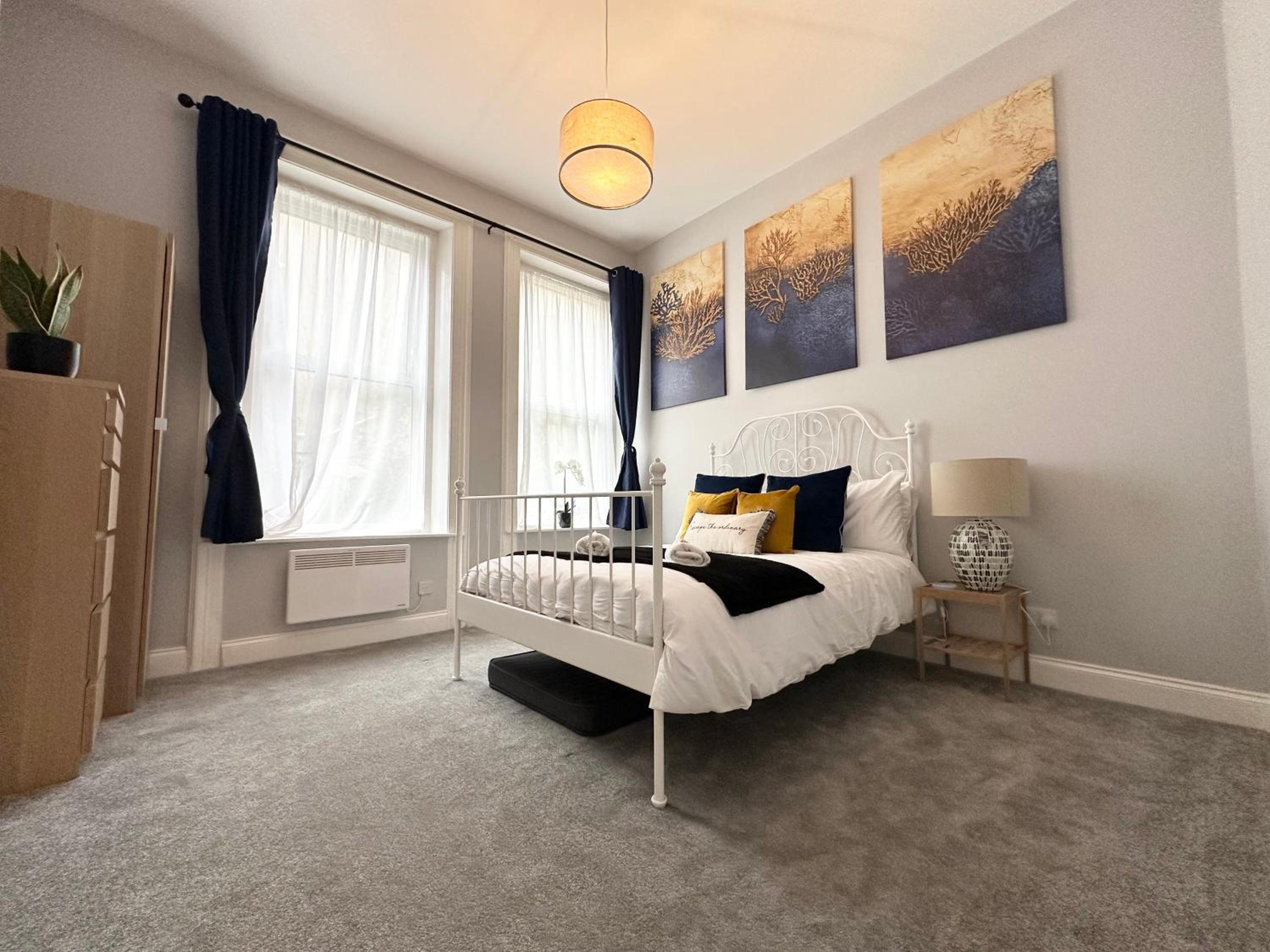 The Bournemouth Haven - Brought to you by Coastline Retreats - Grand 2 bedroom luxury apartment - 3 mins walk to beach - Superfast Wifi - Sleeps 6