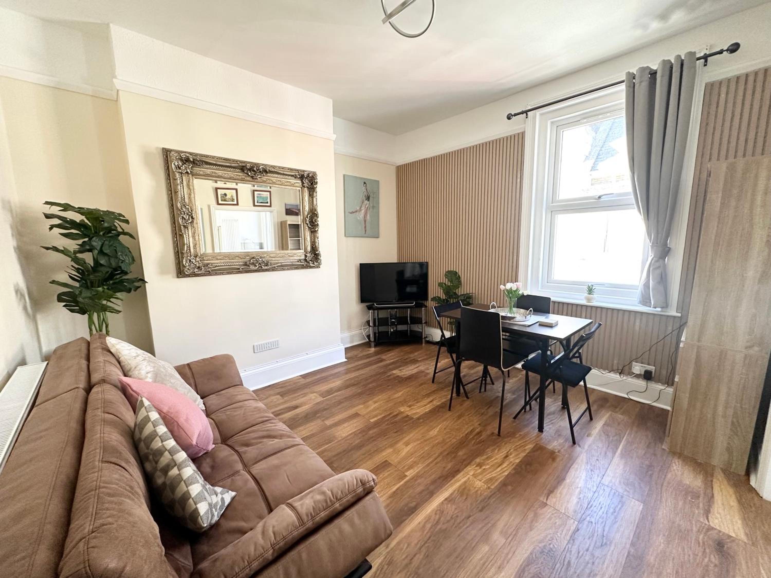 The Bournemouth Hideaway - Beautiful Central flat - 10 mins walk to beach - Free Parking -Brought to you by Coastline Retreats