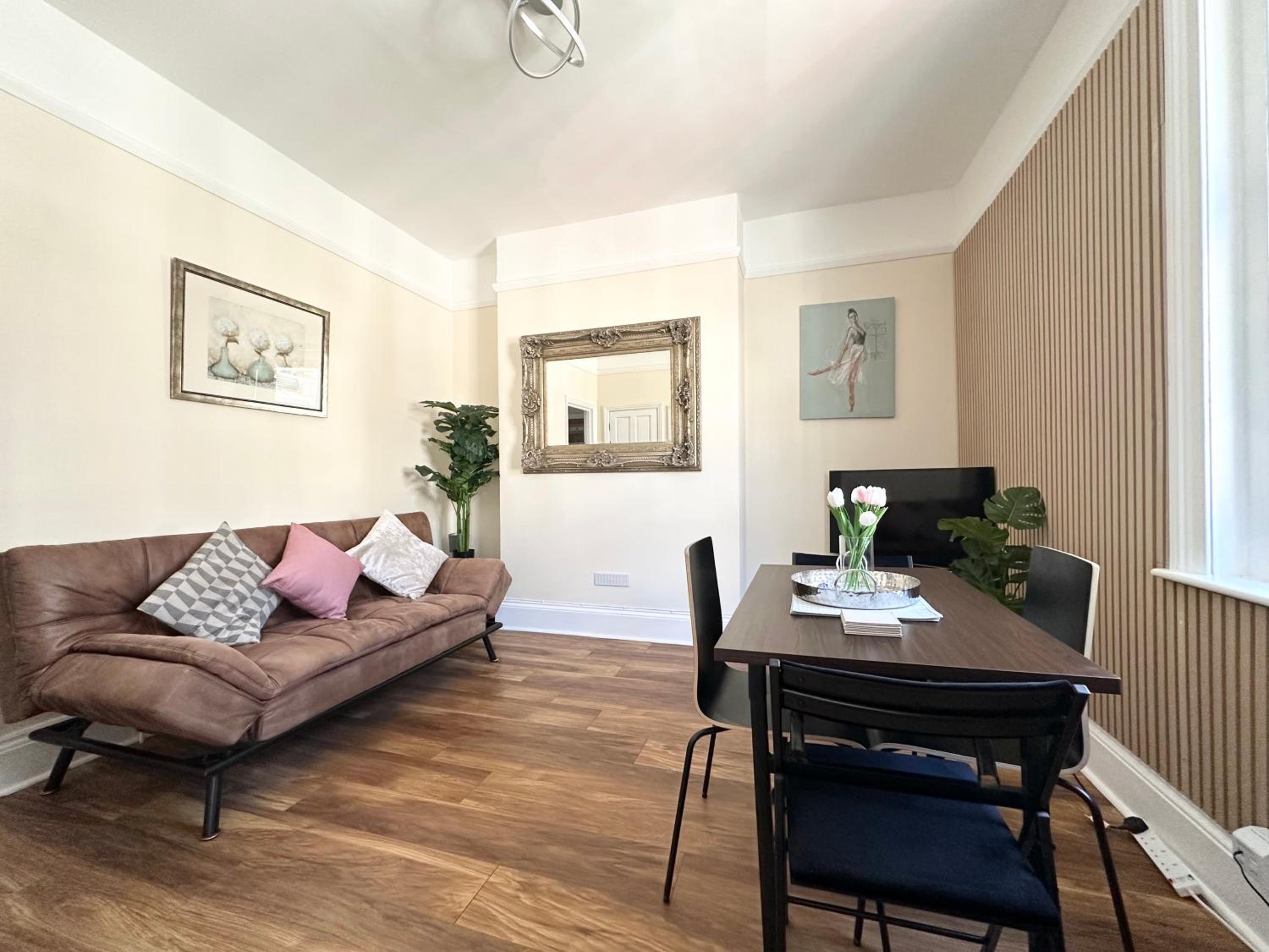 The Bournemouth Hideaway - Beautiful Central flat - 10 mins walk to beach - Free Parking -Brought to you by Coastline Retreats