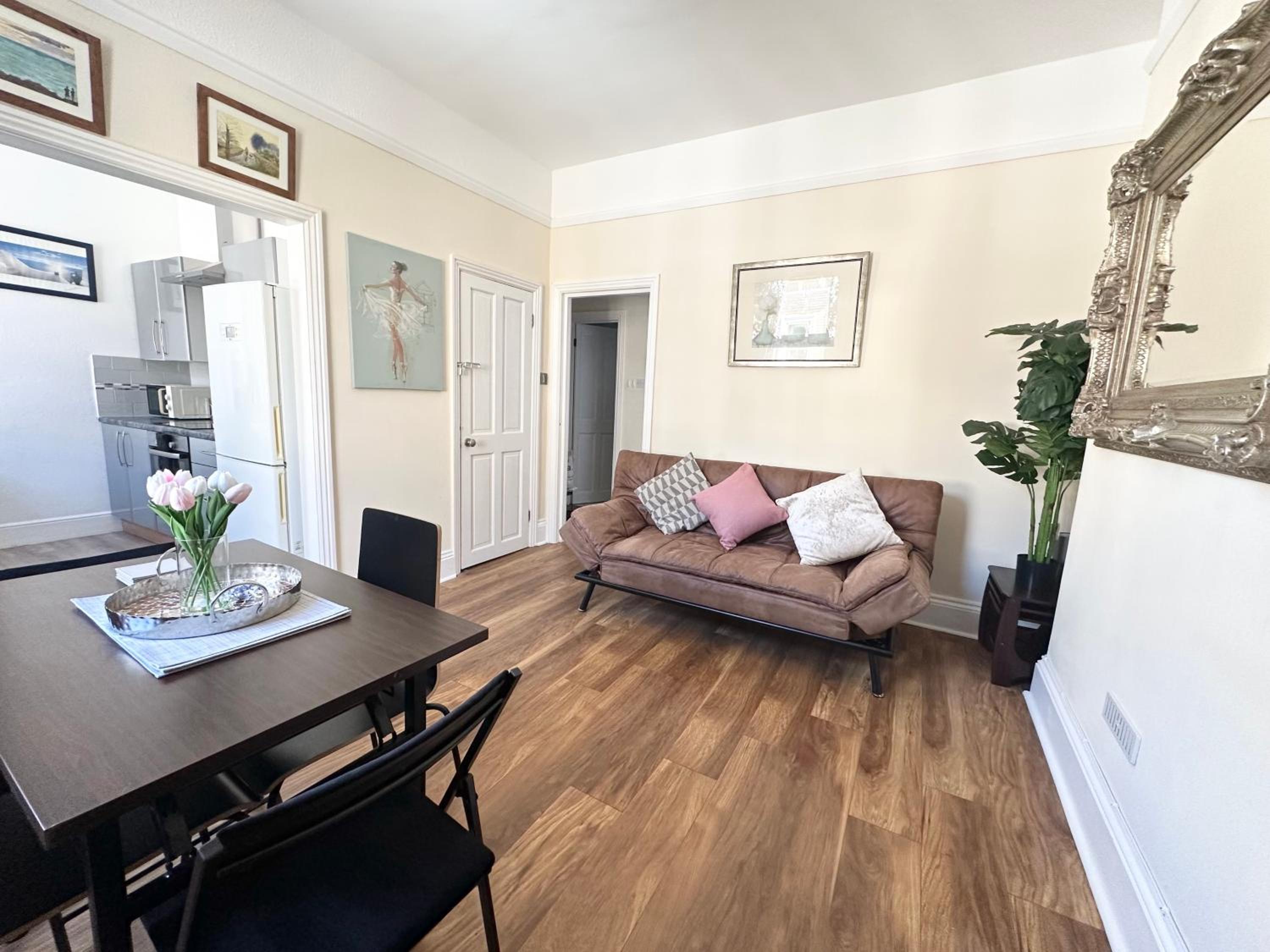 The Bournemouth Hideaway - Beautiful Central flat - 10 mins walk to beach - Free Parking -Brought to you by Coastline Retreats