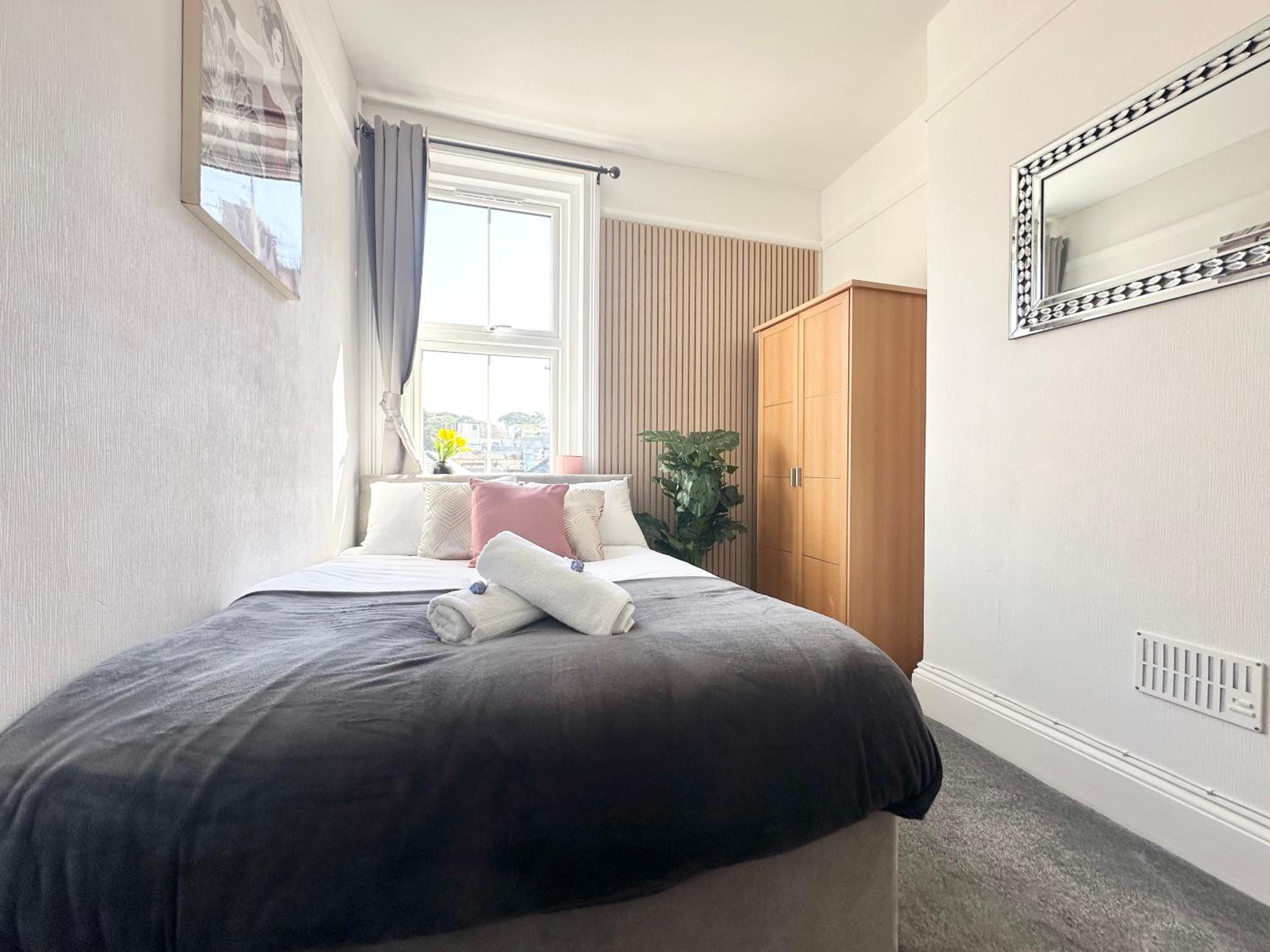 The Bournemouth Hideaway - Beautiful Central flat - 10 mins walk to beach - Free Parking -Brought to you by Coastline Retreats
