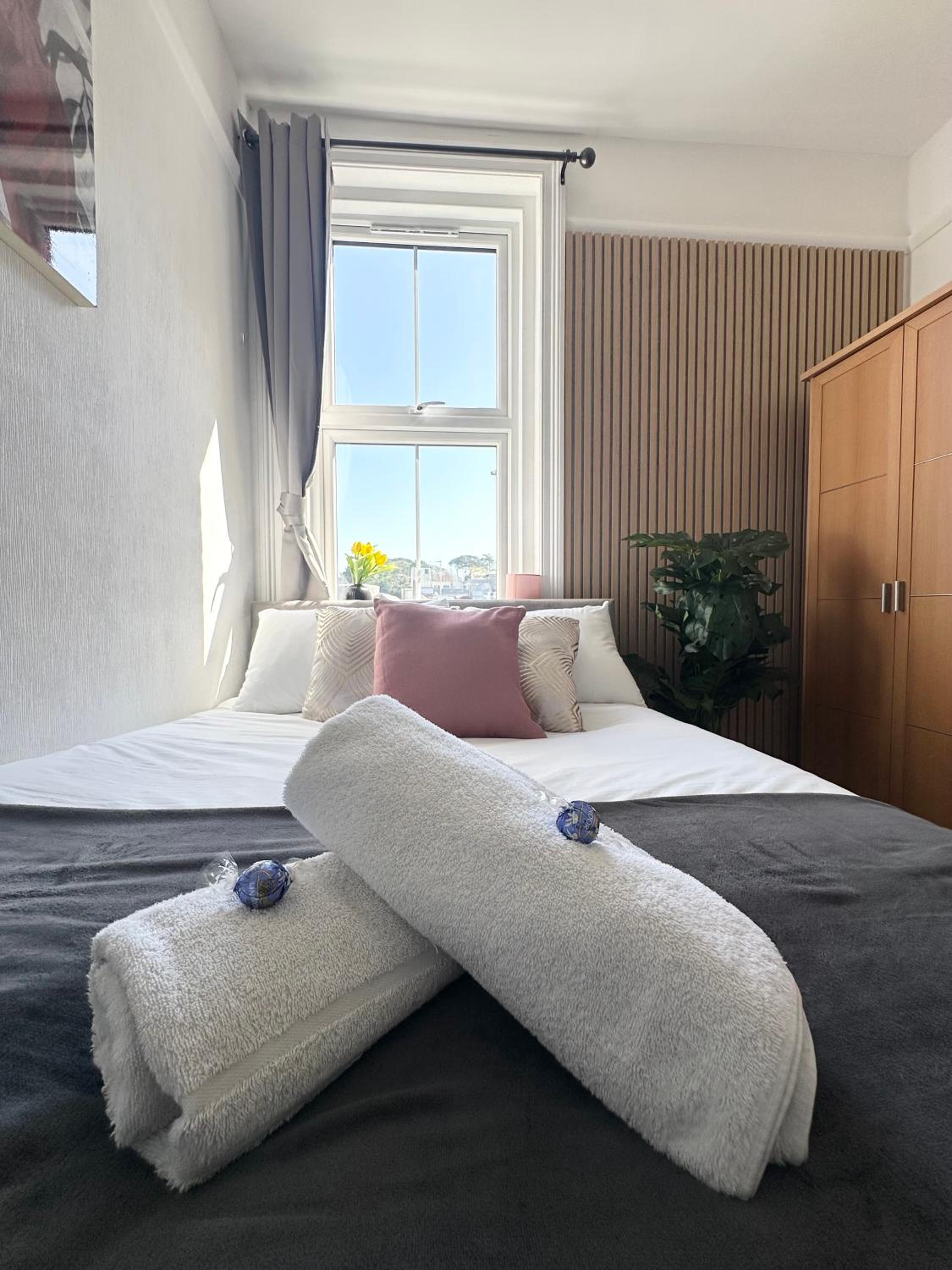 The Bournemouth Hideaway - Beautiful Central flat - 10 mins walk to beach - Free Parking -Brought to you by Coastline Retreats