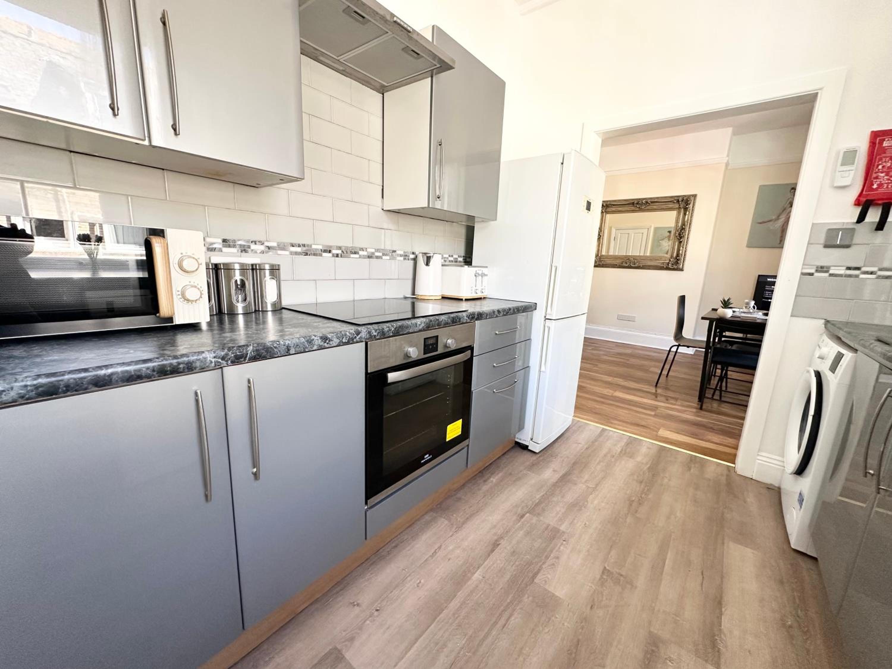 The Bournemouth Hideaway - Beautiful Central flat - 10 mins walk to beach - Free Parking -Brought to you by Coastline Retreats