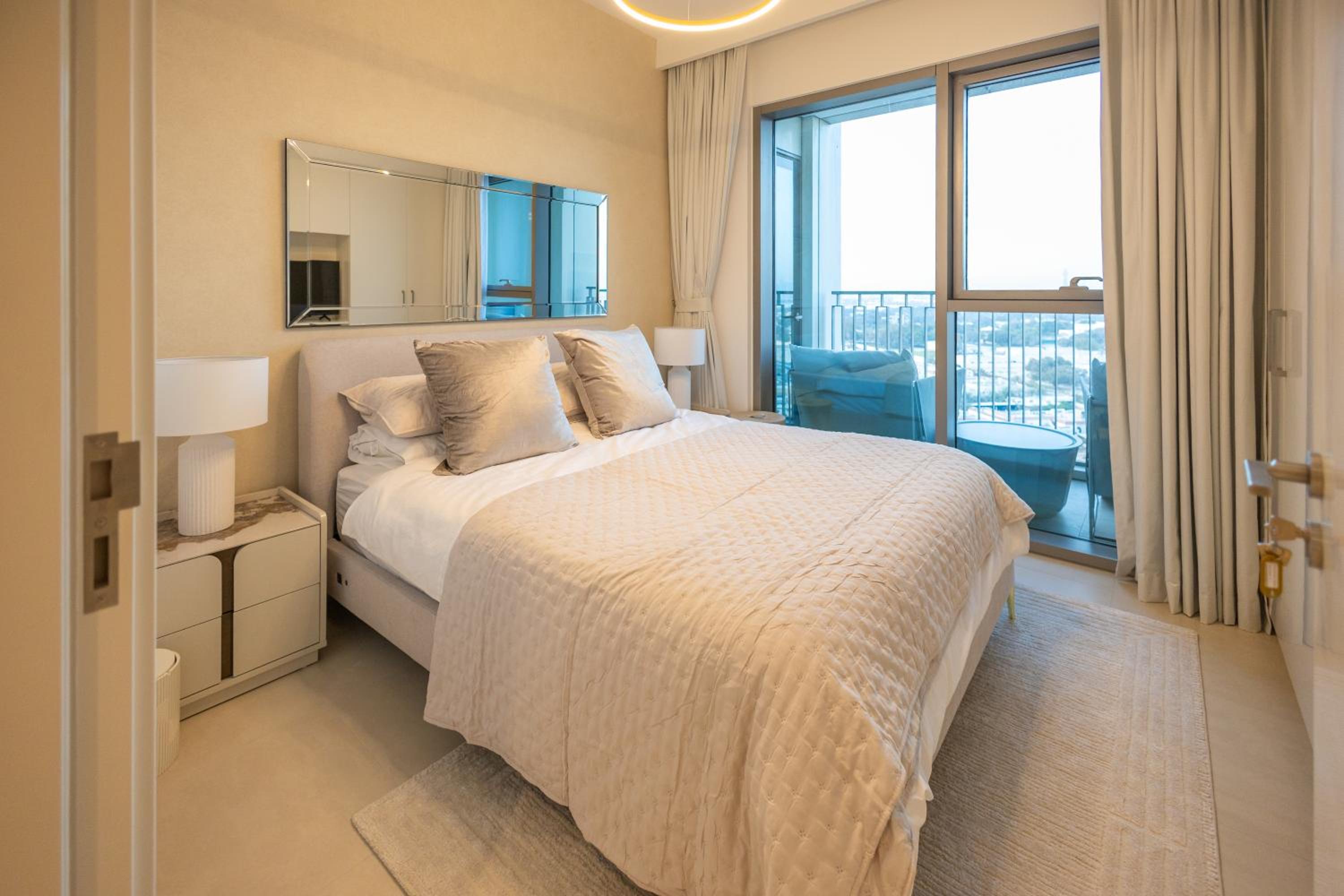 Maison Privee - Urban & Elegant Stay Just Steps from Burj Khalifa