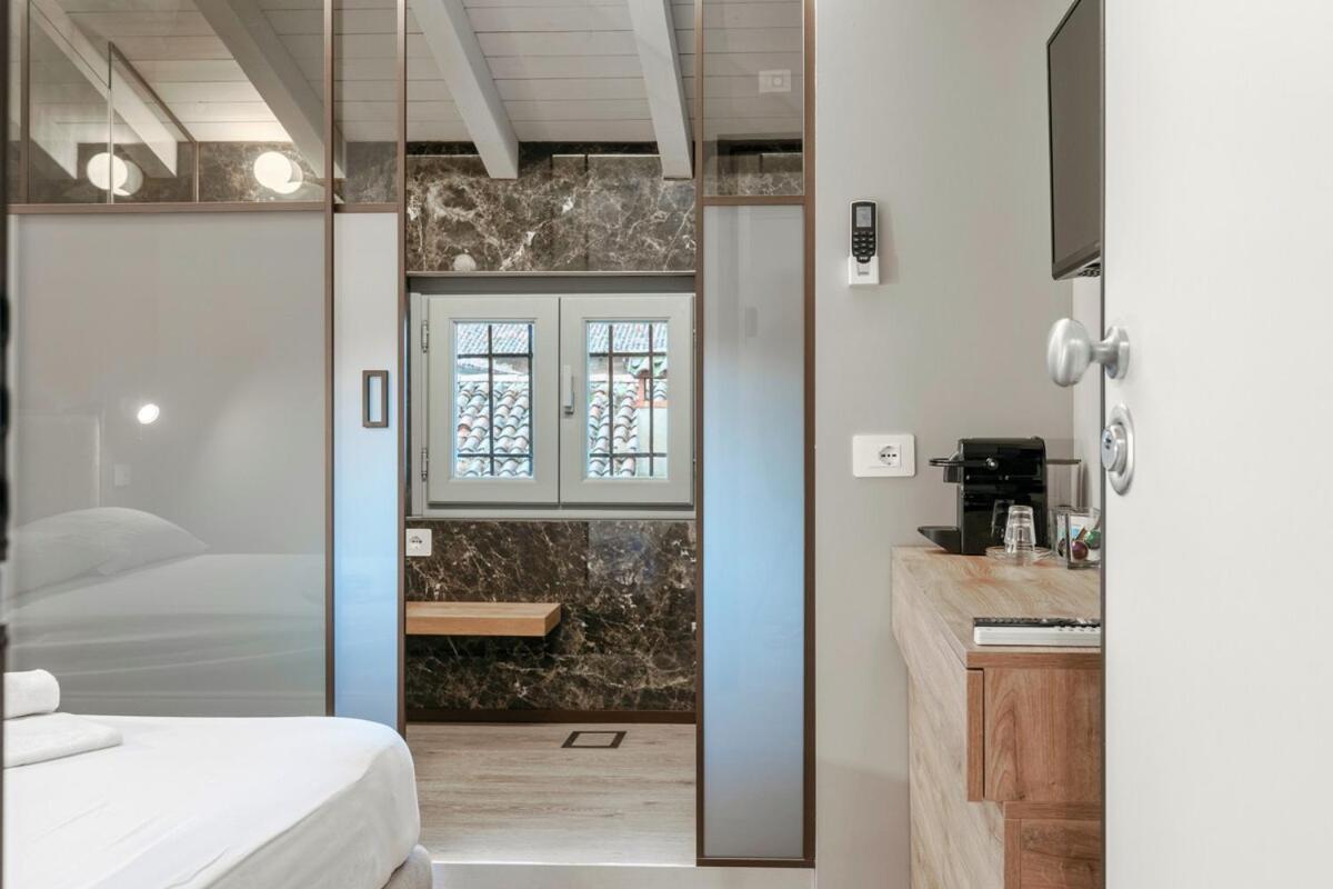 HOST4U - Beautiful New Room 56 in Brescia City Center Piazzale Arnaldo