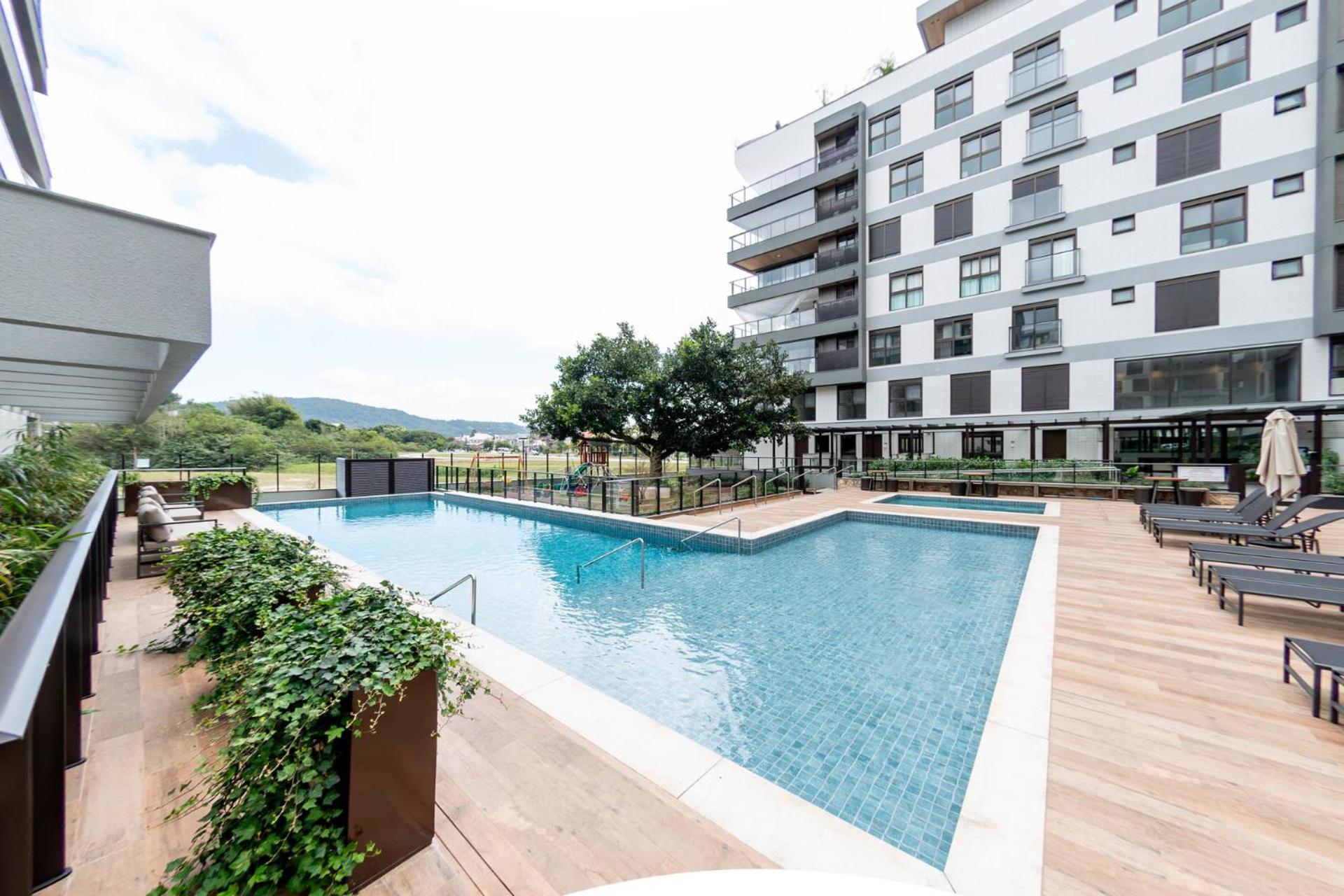Apto moderno em Jurerê com piscina FR5722