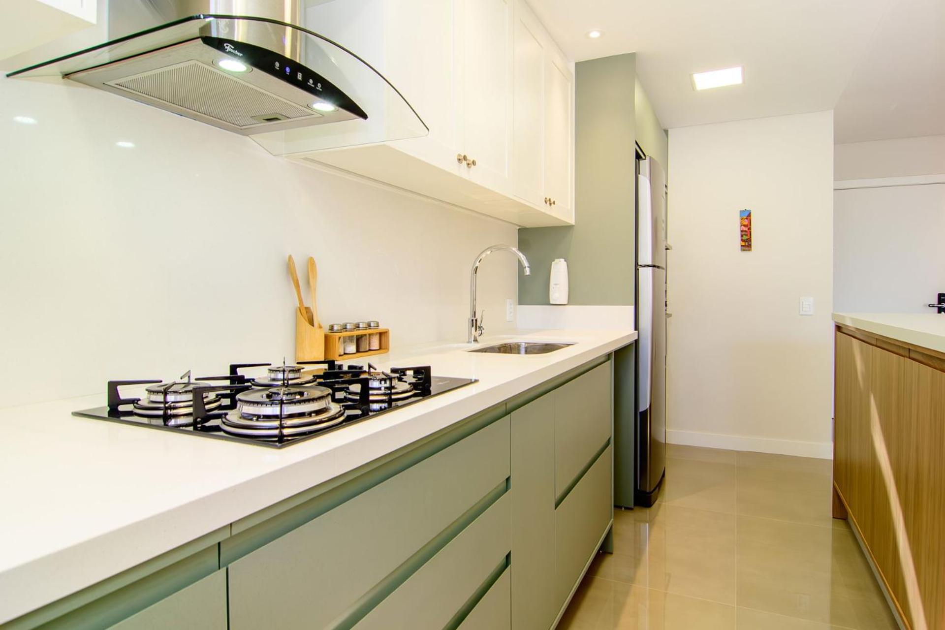 Apto moderno em Jurerê com piscina FR5722